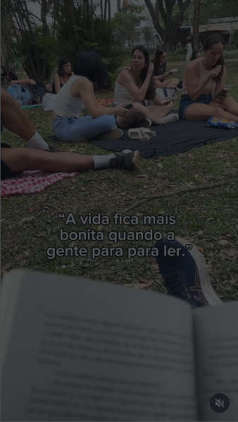 Leitores reunidos no Parque Ibirapuera durante encontro da OFF-Bienal