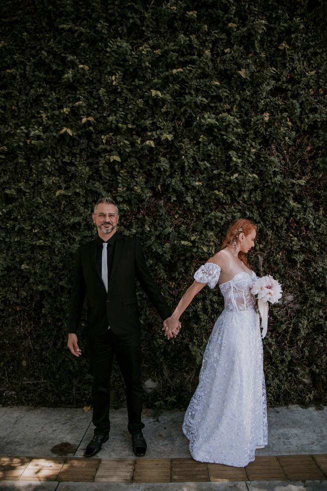 Quer me amar?
O grito incessante
De quem morreu. 
Morreu entre não quereres. 
Morreu no abandono. 
Na sede de carinho. Esquecida, 
Morreu à míngua
Na oração de todo dia, 
Ela gritava por dentro 
Pedia a um Deus, inexistente, indiferente. 
Que queria ser amada. 
Mas a mágoa a esmagava por dentro 
A calava, anulava
Como pessoa, como mulher, como ser existente, 
Implodiu seu sentir 
Tirou dela o sentido. 
O mundo, a deixou doente. 
Criou muros, se escondeu. 
Virou noites, adoeceu. 
Quisera ser alguém. 
Aquela que magoaria? 
Que desprezaria? 
Não, isso ela nunca conseguiu. 
E por mais que quisesse. 
Atrás de muros se guardaria. 
Um certo olá, 
Um certo amar, 
Um certo poeta, 
A veio despertar. 
Para um amor que pra ela não existia. 
Mas ele a apresentaria, a ensinaria. 
Um amor tão grande, 
Que de supetão e bolas de demolição 
Rompeu todas as barreiras de medo. 
E a transformou na mulher mais feliz e amada. 
Então, ela percebeu, 
Que entrelaçadas aos seus desejos, 
Outra linha estava, a dele. 
Mesmo antes de o conhecer. 
E estaria até o fim do mundo, acontecer.

Eliz Leão