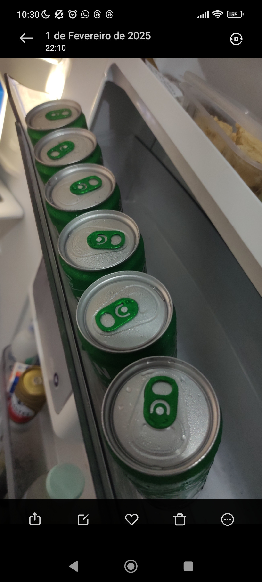 Terminei meu primeiro livro!!! Minha primeira história intencional, realmente pensada e planejada.

Ela saiu na frente de EU SOU ONI e eu espero que meu querido deus malicioso não venha me cobrar a conta. Passada a 'deprê' inicial, que até me fez ficar longe da história, sem querer escrever (pois era eu não querendo finaliza-la de fato!), sentei para corrigir uma pontuação e quando vi estava escrevendo o que faltava. A palavra FIM chegou.

Um detalhe MUITO importante e bem pessoal: eu fiquei bem alegre, feliz e lembrei que ao apresentar meu TCC, não senti nada, fiquei esperando sentir... passaram horas, o dia seguinte chegou e até hoje não senti nada. Fiquei pensando que me dediquei tanto que o momento de apresentar não era algo tão importante para mim. Não sei. Mas o meu livro me deixou feliz desde que eu vi que estava finalizando mesmo!

Comemorei tomando um shot de cachacinha, mais tarde bebi uma cerva e à noite recebi um lote de algumas brejas super bem-vindas.

Agradeço a todos que me apoiaram com essa história, independente do momento. OBRIGADA

Link de Interesse: https://docs.google.com/forms/d/e/1FAIpQLSfq2Mj23y2_iGHae70b871-UdcXxdhBi4sV6MFODVLejx96-g/viewform?usp=sharing

Post colaborativo R$2: https://www.literunico.com.br/tamarasfawkes/post/1124

VEM AÍ 
O Meu Nome é Legião!!!!!!!!!!!

© Tamara S. Fawkes 
03 de fevereiro de 2025