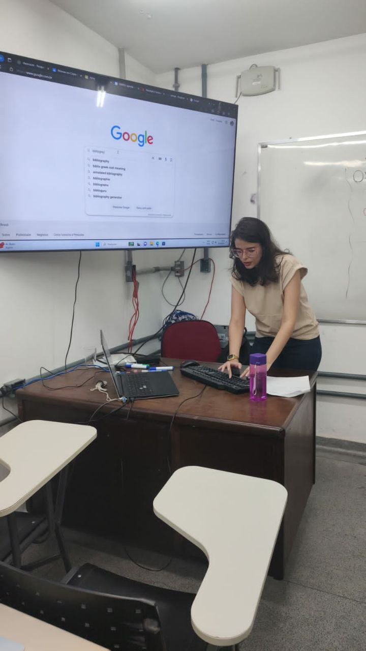 Sou uma pessoa apaixonada por aprender e por compartilhar conhecimento, principalmente sobre a minha área de estudo, a Biblioteconomia. Adoro ler, explorar novos temas e fazer trabalhos manuais, que me ajudam a relaxar e também a exercitar minha criatividade. Além disso, tenho um canal na Twitch, onde faço streams, discutindo e interagindo com pessoas que compartilham os mesmos interesses. Viajar também é uma das minhas grandes paixões, adoro explorar novos lugares e conhecer diferentes culturas.