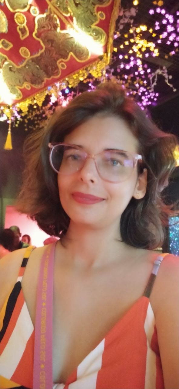 Sou uma pessoa apaixonada por aprender e por compartilhar conhecimento, principalmente sobre a minha área de estudo, a Biblioteconomia. Adoro ler, explorar novos temas e fazer trabalhos manuais, que me ajudam a relaxar e também a exercitar minha criatividade. Além disso, tenho um canal na Twitch, onde faço streams, discutindo e interagindo com pessoas que compartilham os mesmos interesses. Viajar também é uma das minhas grandes paixões, adoro explorar novos lugares e conhecer diferentes culturas.