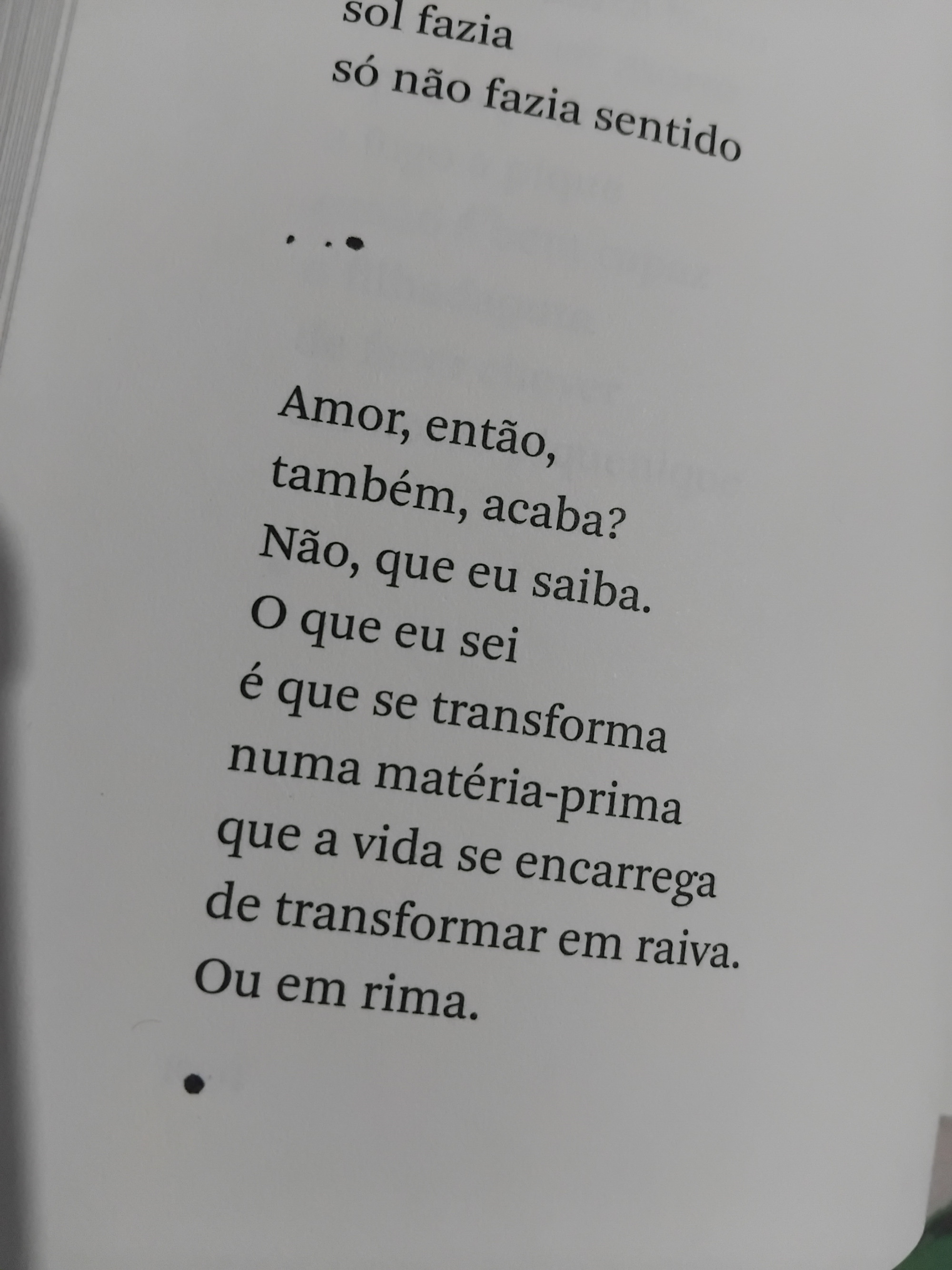 Tirando o atraso 😅

O tema do Livro que apoia o #desafio de hoje é:
45- Fale sobre um livro para ler em viagens.

Uma coisa interessante é que costumo levar poesia comigo quando viajo. Também não viajo muito, é um veraneio aqui, um acampamento ali. Um dos meus companheiros de rede no camping foi Leminski. Amo! Acho simples e acho genial. Esse poema acho que foi o primeiro dele com o qual tive contato, ainda no tempo de escola, em um livro didático. O cara era muito bom.

#Link365TemasLivros
