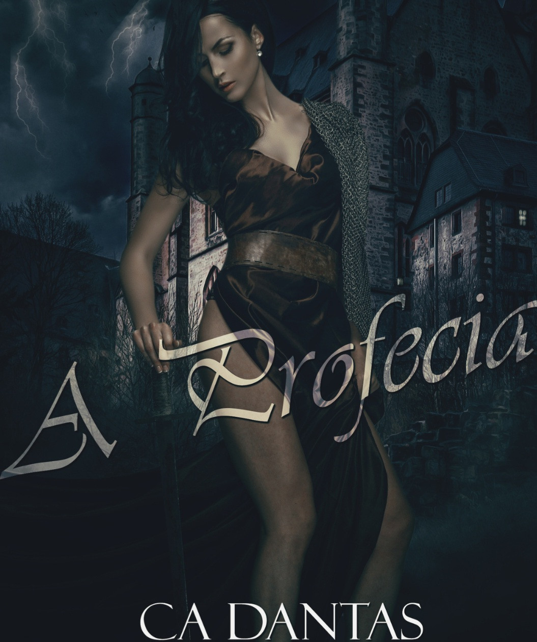 Resenha de A profecia

Um conto de horror que mostra a versatilidade de @CaDantasAutora 

Há tempos que eu não lia nada do gênero e A profecia me fez retomá-lo. Não é de hoje que curto histórias assustadoras, apenas andava meio afastada.
O conto é uma história curta e surpreendente, mas, ao mesmo tempo, traz aqueles elementos tradicionais do horror. Um deles, do qual eu gosto muito, é a presença de demônios e de anjos, de pactos e sacrifícios. 
Evitando muito spoiler, vou tentar dar uma geral. A vida de Fabrício, um rapaz que largou a faculdade de medicina por causa de uma mulher pela qual se apaixona, muda totalmente quando ele encontra essa mulher em meio a um ritual perturbador e macabro. A partir daí, ele busca a verdade e combater o mal que descobriu, contando com a ajuda de Gabriel, um adolescente que trabalha em uma loja esotérica, mas que sabe muito mais do que parece.
No fim temos a chegada de uma personagem que promete uma continuação e a malvada da autora já disse que vai ser só no Halloween que vem (eu exponho mesmo que é pro pessoal cobrar 🤣🤣🤣).
Ah, um detalhe: 

Resumindo: leiam!!!

Está disponível aqui no Literunico

#Resenha
#Lidos
#AProfecia
#Lidosfksilvain