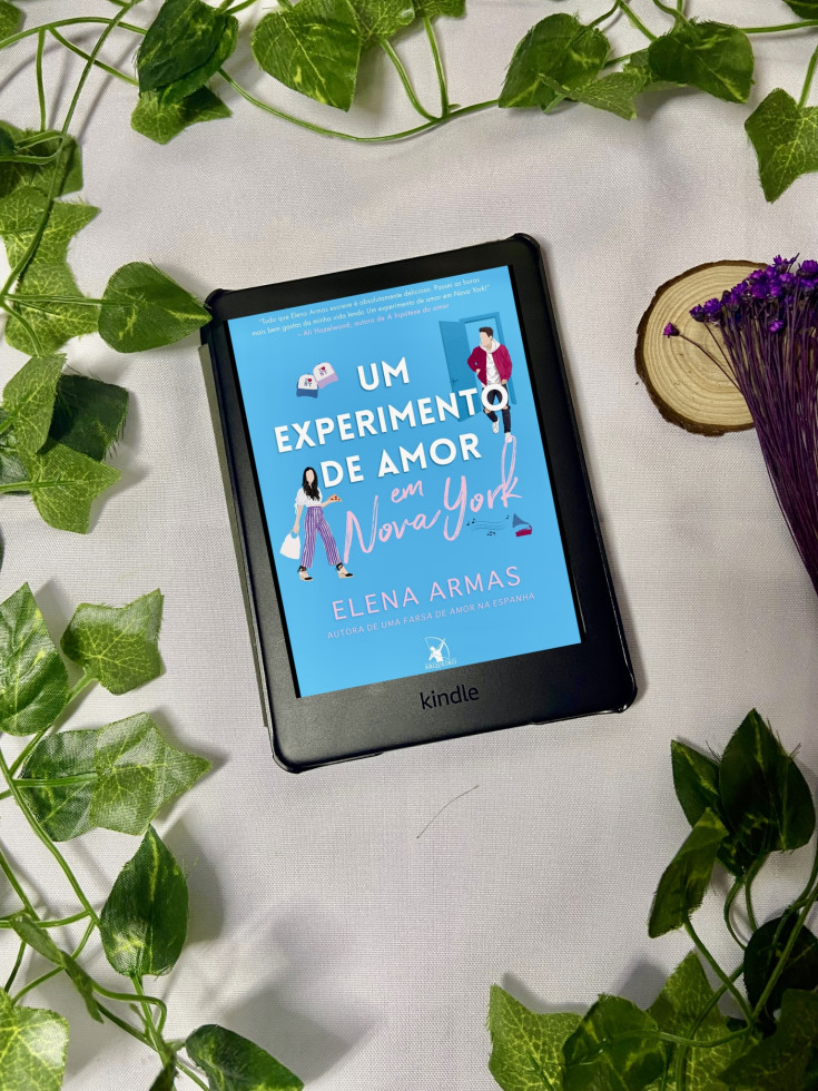 Livro: Um Experimento de Amor em Nova York
Autora: Elena Armas
Páginas: 490 | +16 anos

Rosie Graham tinha uma carreira consolidada, algo que enchia seu pai de orgulho. No entanto, ela sentia que algo estava faltando. Quando escreveu seu primeiro romance e recebeu um bom retorno, decidiu abandonar sua carreira e salário para viver esse sonho.

Lucas é primo da melhor amiga de Rosie, Lina. Após alguns acontecimentos em sua vida pessoal, ele decide viajar por um tempo antes de voltar para a Espanha. Nesse período, sua prima lhe oferece o apartamento dela, já que estará em lua de mel. O que nem Rosie nem Lucas esperavam era que um acidente a obrigasse a deixar seu apartamento, forçando-a a encontrar outro lugar para ficar. Foi então que teve a brilhante ideia de passar esses dias no apartamento de Lina.

O primeiro encontro entre os dois já dita o ritmo do livro. Rosie acredita que alguém está tentando arrombar a porta do apartamento, mas, na verdade, é apenas Lucas entrando com as chaves. A amizade entre eles surge instantaneamente, contudo, Lucas não sabe que Rosie já conhecia ele das redes sociais e ficava admirando toda a beleza física do rapaz, que é surfista profissional.

Como em todo livro de romance, existem os clichês, e apesar de serem os mesmos, gostei muito de como a autora desenvolveu a amizade dos dois e a tensão s4xual também. O fato de Rosie achar Lucas um príncipe e a autora ir demonstrando como ele realmente é diferenciado tornou a história fluida e leve.

Lucas está passando por questões sérias, com dilemas sobre sua profissão, e a companhia de Rosie lhe dá um propósito diferente. Já Rosie está nervosa e com bloqueio criativo; é nesse momento que Lucas propõe que eles façam encontros de mentirinha, para que Rosie tenha ideias suficientes para lhe ajudar no seu próximo romance.

É um livro de romance clichê no bom sentido. É bem escrito, engraçado e muito maduro, super recomendo para aqueles que gostam do gênero.

#resenhas #UmexperimentodeamoremNovaYork
📖 [Ver livro](https://www.literunico.com.br/books/266)
