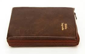 O tema do Livro que apoia o #desafio de hoje é:
82 - Fale sobre um livro que você acha que a maioria das pessoas já leu.

Acho que no meu meio só a Bíblia teve um público assim tão amplo. Há uns 30 anos atrás li Gênesis Êxodo, Salmos, Provérbios e os Evangelhos. Depois de 15 temporadas de Supernatural, fiquei curiosa para ler Apocalipse. Quem sabe um dia, né?

#Link365TemasLivros