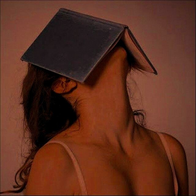 Leitura
Me leia
mas não me traduza
Me abre e me usa
que hoje eu te ensino
interpretação de sexo.
#sexxxtou 🧑🏽🏫