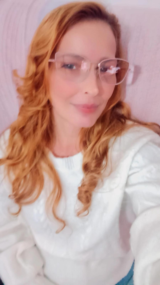 Quase meio século de vida .
A vida pulsa. 
Até o último segundo,
Ela é viva, pulsa, 
Uma luz que se apaga...
Portanto viva, seja com qual idade for. 
Nada mais bonito, do que o amor 
Que vibra, que colore, a vida. 

Eliz Leão