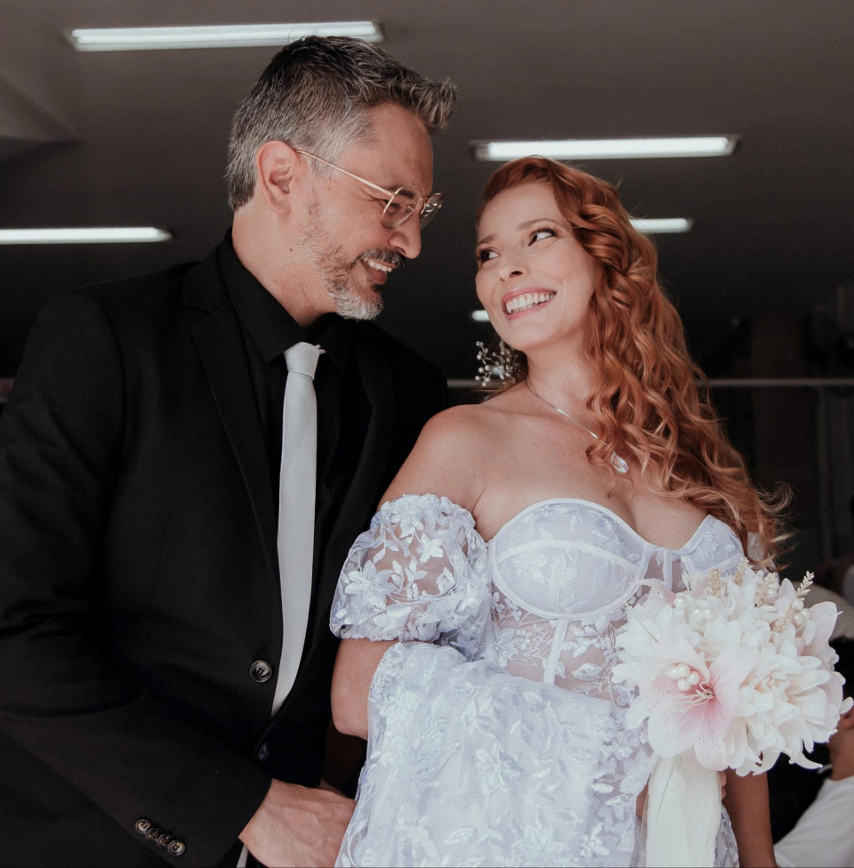 Ele me amou em silêncio
Por tantos dias... 
Meses. 
Sem me falar uma única palavra, 
Ele apenas me olhava viver, 
Me incentivava a ser, 
Sem nunca, nada esperar. 
Sorria, quando me via sorrir 
E me dava o ombro, o colo e os ouvidos, 
Pacientemente, 
Quando eu precisava chorar. 
Me entendeu, estendeu a mão. 
Me trouxe um pouco de si mesmo, a cada opinião. 
Sem nunca, nunca me influenciar sobre qualquer coisa que fosse. 
Minhas opiniões, eu mantinha, intactas, seladas e comprovadas, com minha própria experiência de vida. 
Não que eu não quisesse mudar, mas entenda, eu já tinha idade suficiente, para não mais acreditar. 
Principalmente no amor. 
E certo dia, já tenso pelo que sentia, ele se abriu, e eu me fechei. 
Me fechei para o que ele havia me confessado, sem pretensão de pensar, imaginar sequer, qualquer coisa em troca. 
Foram três dias. 
Foram mais de mil palavras. 
Se desculpando, se culpando, tentando se redimir, da dor que me causou, tentando me rever. 
Tentando voltar a me sentir. 
Eu lia, chorava, me afastava. Trabalhava, mal comia, e ansiava. 
Por ele. 
E eu chorei, me afastei e sofri. 
Não queria amar, não sabia ser amada. Não mais. Nunca fui, o que mudaria, agora? 
Então, aos poucos, meu coração entendeu, que eu só sofria, pela simples ideia de que eu o amava. 
E eu o amava. E eu queria viver esse amor, saber o sabor de ser amada! 
O amo até hoje. Ele me ama cada dia mais e todos os dias, é exatamente igual a quando começamos a namorar. Mas o amor, ah, esse amor, é tão imenso, eu já nem sei onde ele começa, e onde termina, o meu eu. 

Eliz Leão