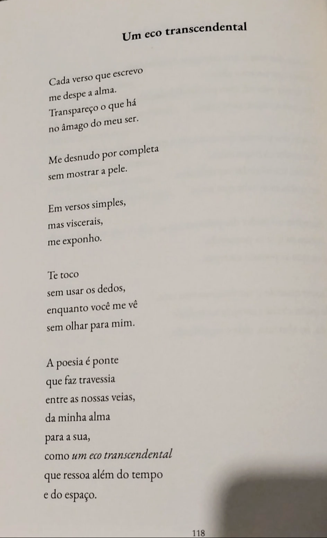 Te toco sem usar os dedos,
enquanto você me vê
sem olhar para mim...
(Do meu livro "Penso, Sinto, Logo Poetizo.")