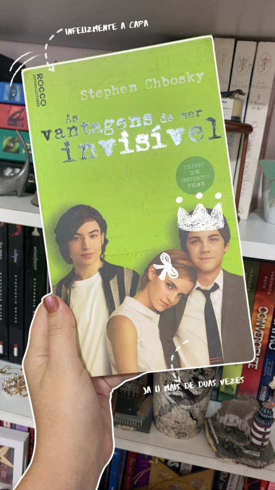 #desafio: Qual seu livro preferido dentre todos (sem ser seu)?

As vantagens de ser invisível, não me lembro quando foi que resolvi comprar o livro, apenas lembro de ter sido quase na mesma época do filme (a capa não nega).
Gosto de livros estilo carta? Não, pra mim parece que esta faltando algo, mesma coisa que diários.
Mas teve uma época em minha vida que só lia livro no estilo diários e cartas,  não conto que esse seja o livro que foi o favorito da época, mas por conta do protagonista.
Identifiquei com ele na época, e ainda me identifico, que procura por amizades, que aceita suas particularidades e procura se torna mais seguro de si mesmo e reconhece como “não sendo uma história triste”.
A vida de Charlie é bem triste com as tragédias, e nem por isso ele deixou de viver os momentos.
