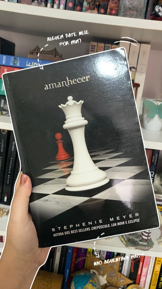 #desafio: Qual livro que mais odiou? Teve relação com algum momento que viveu?
Amanhecer, vamos dizer que o filme foi uma negação, mas não me conformei e precisava ler o livro
Entretanto, vamos aos fatos:
1. Li os três primeiros antes dos lançamentos no cinema, sim, eu era a adolescente do ensino médio que saia da escola e corria para o cinema só para assistir o filme. E fazia questão de ler os livros da série Crépusculo antes de ver o filme.
2. Eu nunca tive os livros, precisava esperar uma amiga na época ler primeiro para depois eu ler. Ou seja, ficava morrendo de curiosidade até ela terminar de ler, por sorte ela lia muito mais rápido que eu.
3. Ela não tinha o último livro, por consequência não conseguimos ler o último livro antes daquele desastre total da cena da Alice. Então consegui juntar minha humilde mesada até conseguir comprar o livro de presente de aniversário para ela, e o trato sempre era: ela lê e depois me emprestava, e adivinha? Ela não me emprestou justo o qual dei de presente, por consequência, nunca soube como era o livro, então o ranço começou daí.
4. Anos se passaram, e os livros nunca abaixou o preço, o box esta em torno de R$270 no momento, nunca iria comprar. Até encontrar em um brechó de praça custando R$10 o box completo praticamente novo, e o que fiz? Em 2021 li todos os livros novamente até chegar NESSE LIVRO! E sim, eu li todos os 3 na mesma velocidade que li no lançamento, mas ao chegar nesse, ai que vem o plot twist da história e o motivo da resposta.
5. Odiei, odiei não por causa do final, por causa da cena da Alice e como foi a construção de várias coisas que se eu comentar essa resposta será mais uma resenha sobre vários pontos que a Stephenie Meyer pecou nesse livro. Mas o ponto alto que me revoltou a ponto de demorar 3 meses em uma leitura foi o fato de ter o pov do mais chatos personagens de todos: Jacob. Quem é fã dele, me desculpe, mas como ele é insuportável, tóxico, quem realmente leu o livro viu que o Edward não fez nada nas escolhas de Bella ao contrário de Jacob que era controlador e possessível e não entendia as escolhas dela. Me dava tanto ranço.
6. Por fim, como disse… Esse era o ponto alto de tudo, mas tem tantas camadas que a série Crepúsculo poderia ter tido mais de um livro? Sim, ou livros extras para contar outras histórias para aprofundar e não jogar algumas informações ou uma certa falta de pesquisa, sobre principalmente os vampiros do Brasil como ocorreu