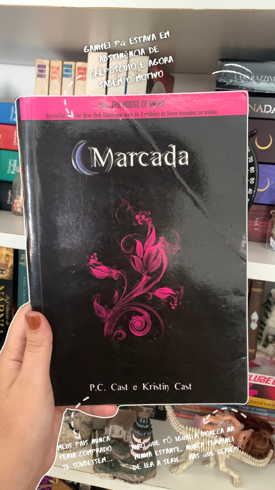 #desafio: Conte para nós sobre um livro que você já leu mais de uma vez ou especificamente o livro que você já leu mais vezes. O que te motivou?

As marcas que a capa desse livro tem já mostra que foi o mais lido de toda a minha estante, Marcada é o primeiro livro da série The house of night, hoje tenho a série completa, mas na época foi bem dificil conseguir.
Não era e nem é tão conhecida, foi lançada quase ali com Crepúsculo, e como já sabem... Eu estava em abstinência com Crepúsculo, e foi quando meu pai comprou esse livro.
Ele não compraria se soubesse que os próximos teria umas cenas beeem digamos, quentes e nada conservadoras. Talvez minha mãe, sim, ela sempre me disse que prefere ela me mostrar do que eu aprender por conta própria ou de forma piores.
Hoje tenho todos os livros, não da mesma edição, o box dos últimos livros é bem decepcionante a impressão, mas é o que tem por enquanto.
Na época era muito mais difícil encontrar, não foi tão conhecida, não que seja hoje, mas quando comecei a ler foi algo pra mim... BEM MELHOR que Crepúsculo.
Não sei quantas vezes li esse primeiro livro da série, mas como consegui até o terceiro livro, devo ter lido o primeiro mais de 3 vezes a ponto de ter decorado. 
Ele não é sobre uma garota que se apaixona por um vampiro de 57454 anos, ela é a vampira. É uma mistura de Harry Potter com Crepúsculo, era tudo o que eu precisava e ainda preciso, não terminei ainda e soube que a autora escreveu dois livros de comemoração. Se eu amo essa autora? Nossa, tudo que eu queria que a Meyer tivesse feito, essa fez, entregou um universo recheado com mais de 12 livros, pode ser até bobos, mas entregou.
 E foi a autora internacional que me fez acreditar que poderia estar aqui hoje, mesmo que não seja uma Meyer com um Crepúsculo da vida, mas que sonhos podem ser realizados e alguém pode se inspirar em mim também. (Claro que a minha base de autores foram nacionais, mas esse livro tem o título "marcada" e um significado enorme)