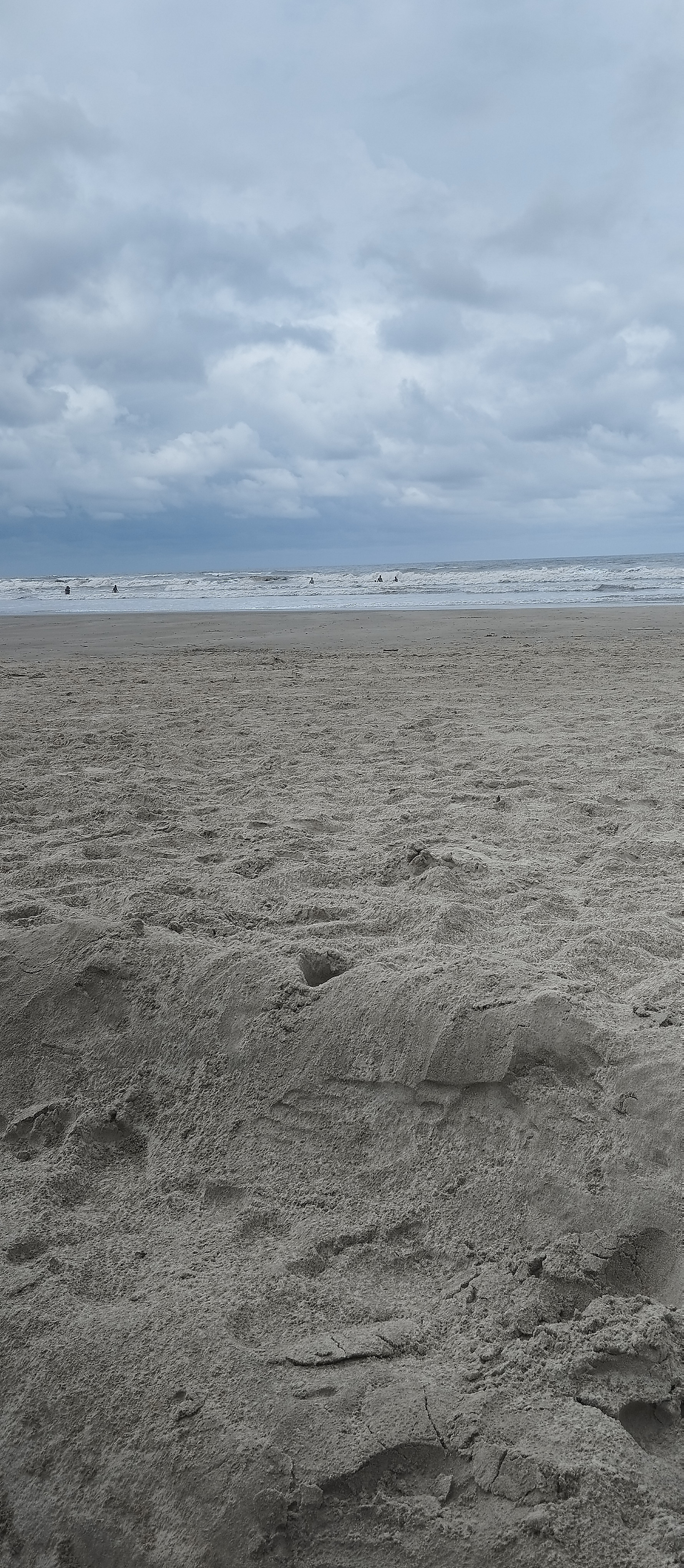 #Desafio dos 365 dias, dia 04:

O mar tem um jeito de fazer a gente fantasiar, né?

Se o sol está mostrando as caras, a areia se transforma em um longo deserto, cheio de dunas escaldantes e caravanas com tesouros e especiarias. Se o tempo está fechado, o mar se torna uma tempestade onde navios piratas batalham contra uma maré impiedosa.

Quantos casais se apaixonaram nessa praia? Quantas juras de amor? Quantos pedidos aos deuses pelo fim após um coração partido?

Essas ondas vêem e vão e viram muito mais histórias do que eu serei capaz de ler em toda minha vida.

#Link365TemasLivros