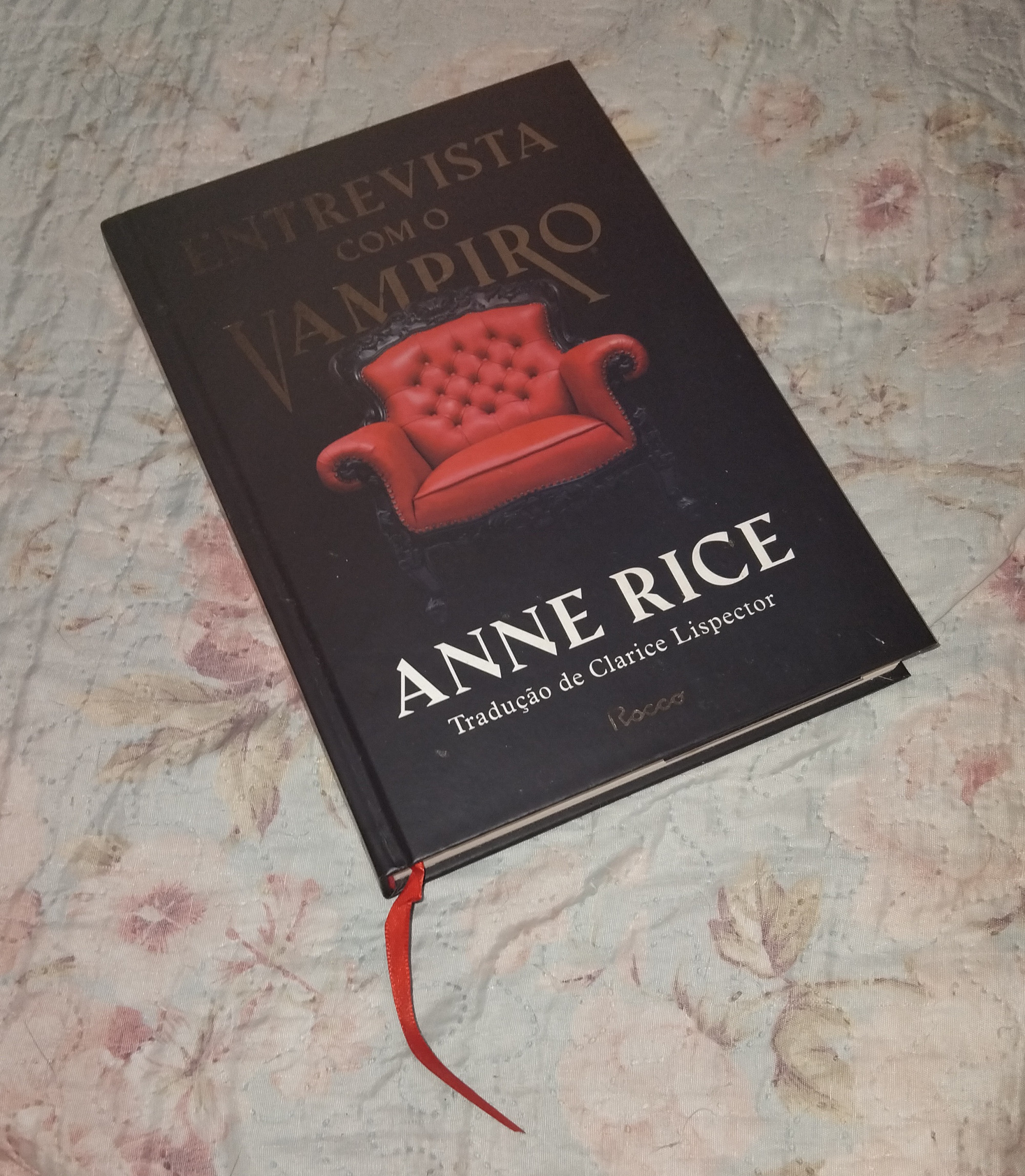 #Desafio
06 - Qual livro, na sua opinião, teve a melhor adaptação cinematográfica?
Tenho um fraco por esse livro e por esse filme. ❤️ 🧛🏻‍♀️ E especialmente pelo Lestat do Tom Cruise, que captou o carisma e a rebeldia do livro. Não vi os outros filmes baseados em Anne Rice, apesar de ter lido quase todas as suas Crônicas Vampirescas (meu preferido é O vampiro Lestat, com a versão dele do que Louis conta no primeiro livro).
Assisti recentemente à série da Amazon Prime e achei bem legal, embora seja uma adaptação bem atualizada (e motivada) da história. Mas não roubou o lugar do filme no meu coração. 💓