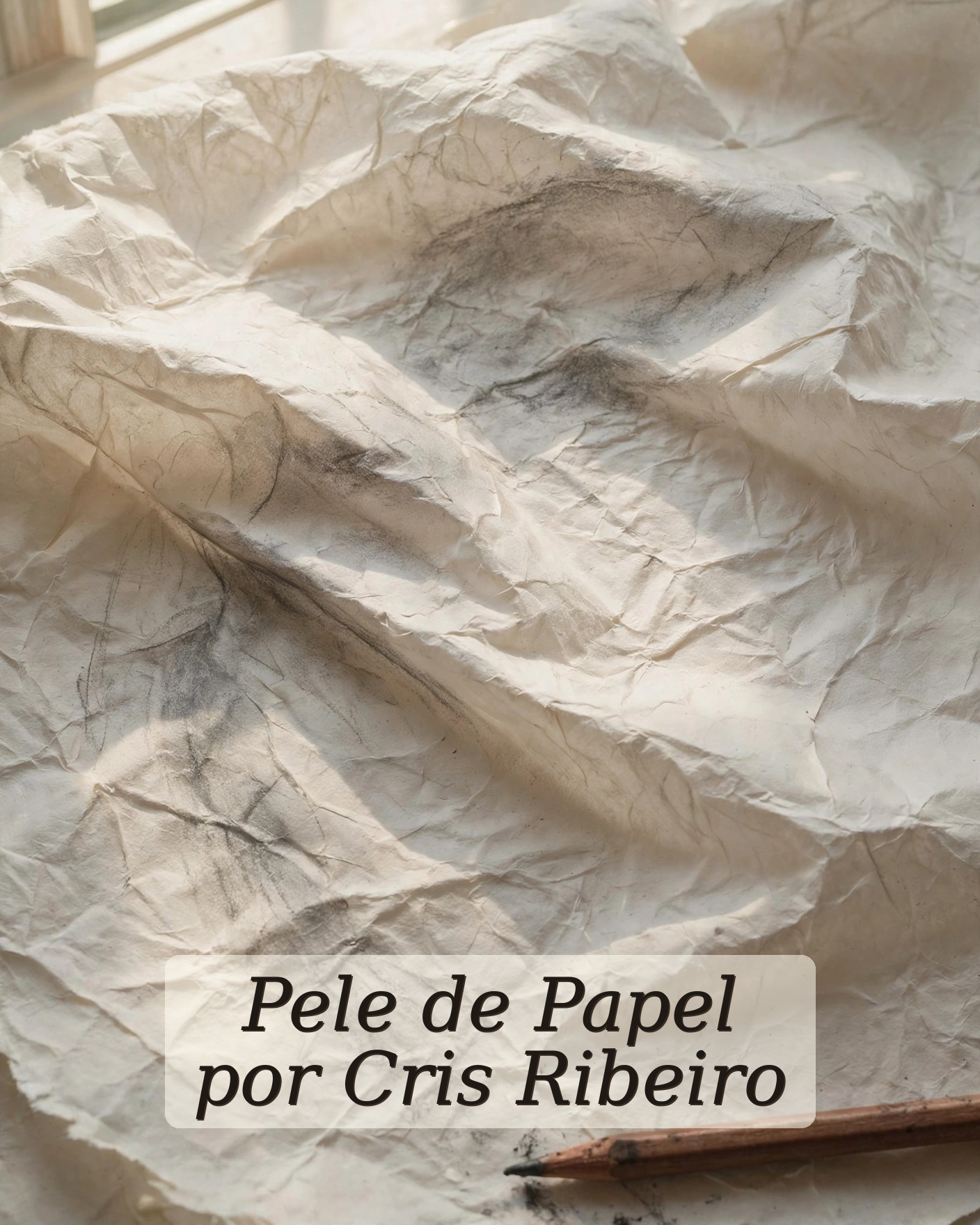 Pele de Papel

O lápis invade.
A folha treme.
Carne branca:
pele de escrever.

Arranha.
Penetra.
Revela o que a alma
não quer mostrar.

Promessas quebram.
Palavras queimam.
Nada fica.
Tudo arde.

Às vezes é mais:
gozo que explode,
sol no quarto,
grito no peito.

Escrevo para durar.

Mal e sal
na mesma boca.

O papel me veste,
me assanha,
me salva.

Imortal.
Que morde.

Cris Ribeiro

#poesiabrasileira #poesia #peledepapel