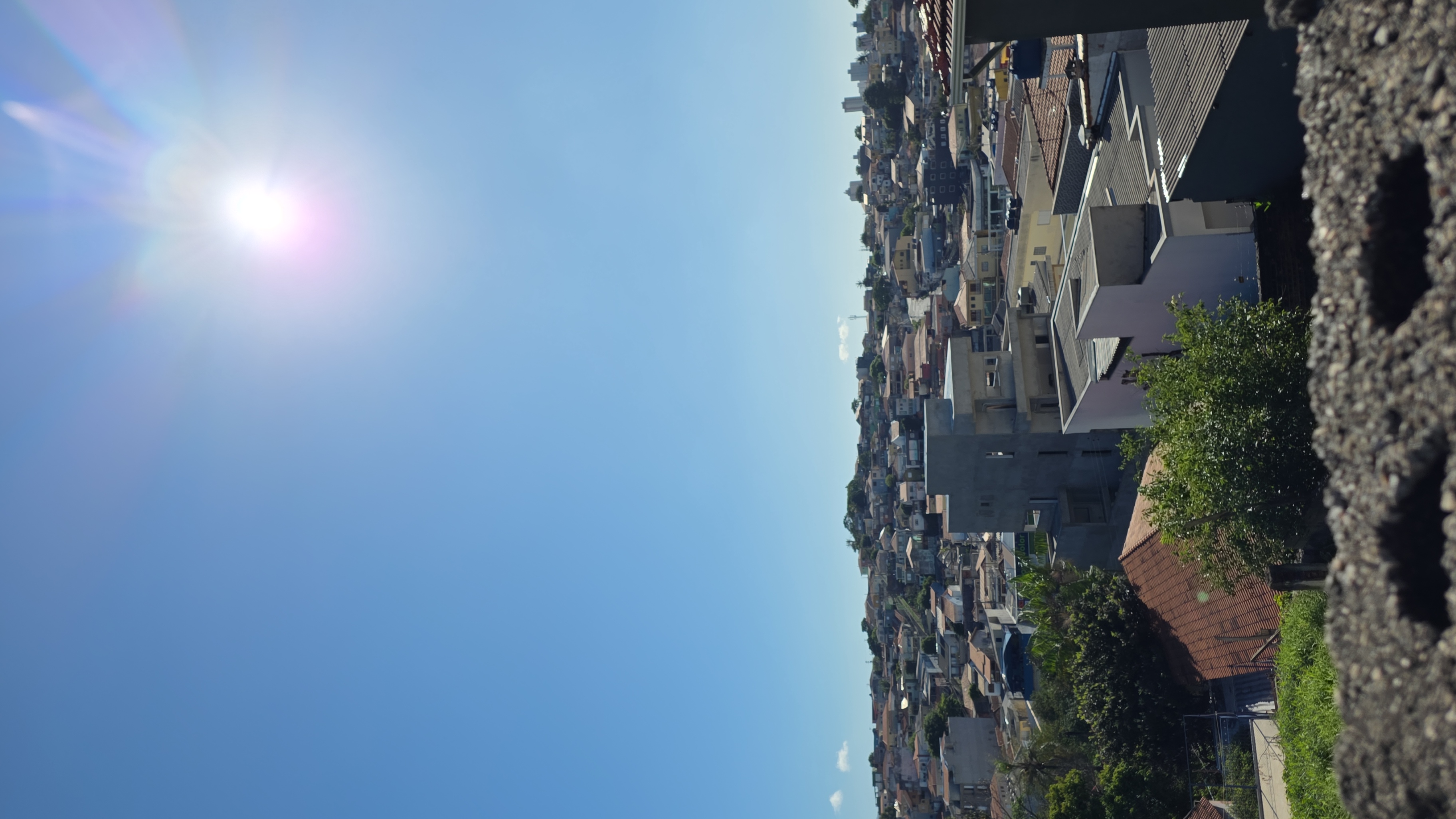 Bom dia! 
Por cima de um muro!