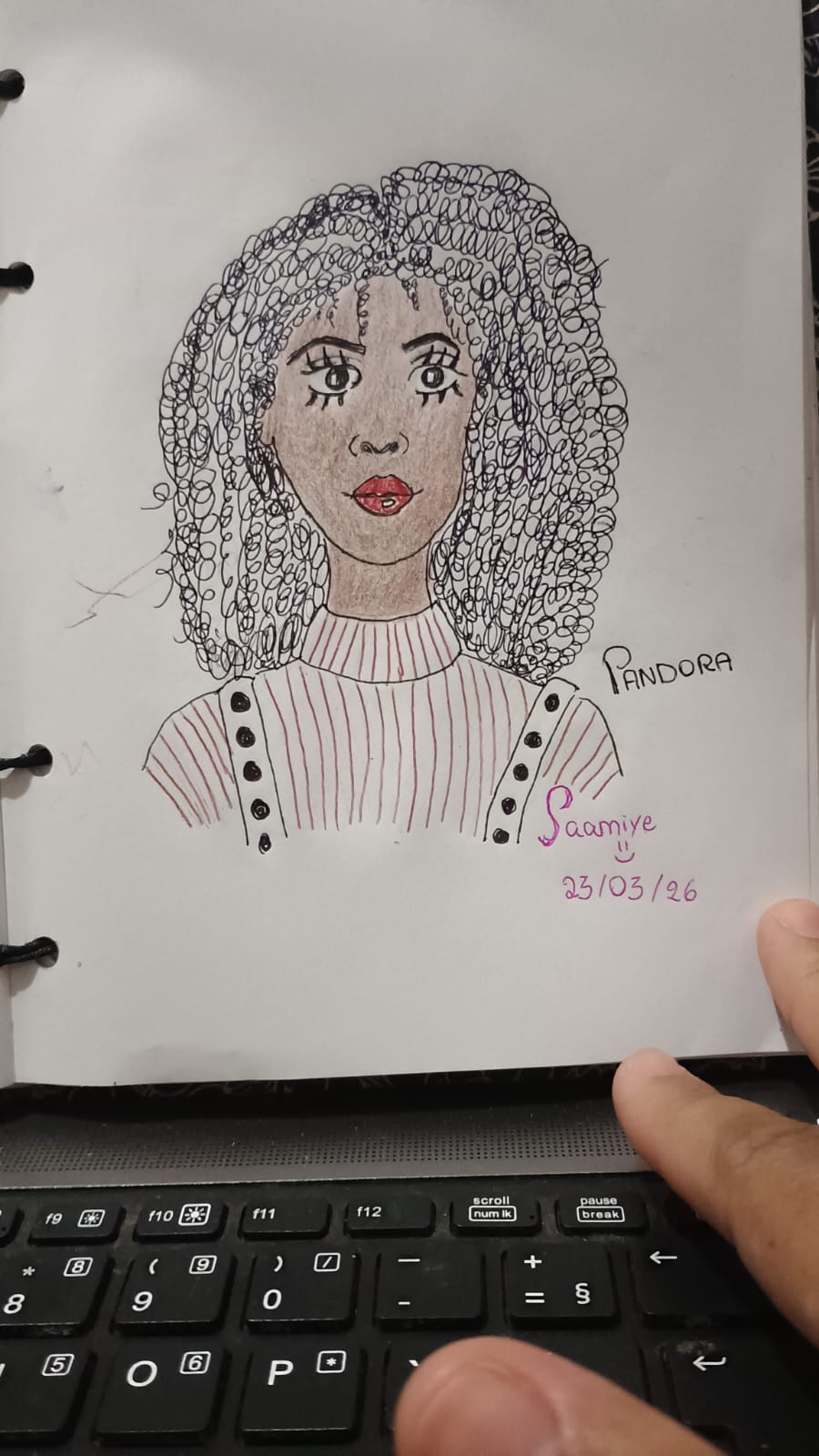 ainda que seja muito difícil acertar as proporções do rosto, venho aqui com minha personagem: Pandora

de onde ela é e o que vai fazer?

ainda não posso falar 🤭