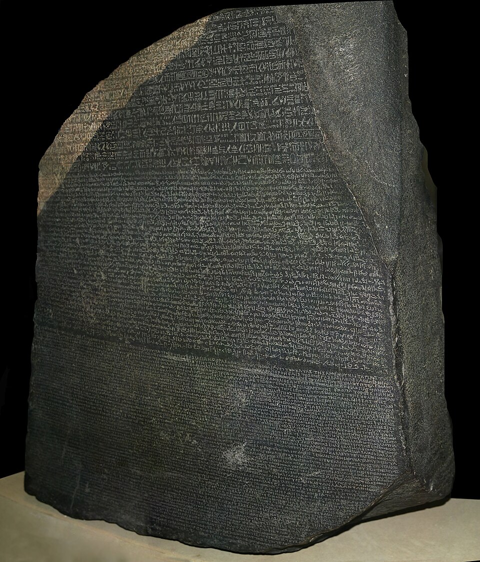 Por que a Pedra de Roseta tem três escritas