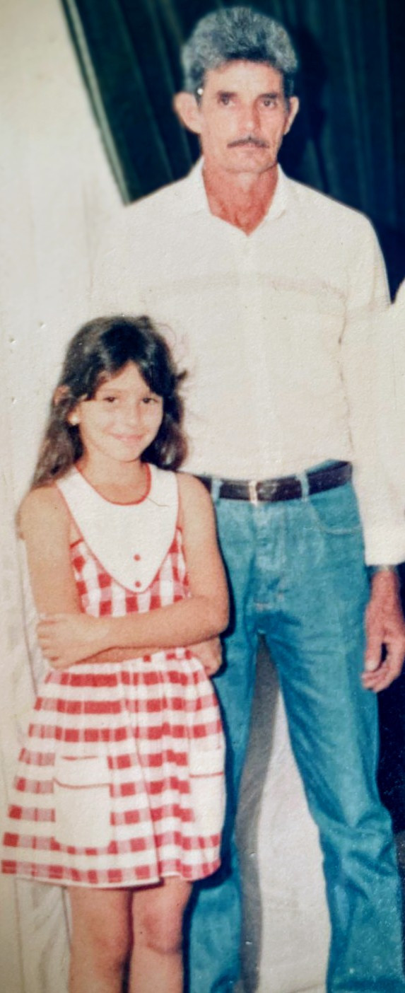 Há dias em que penso em você, 
Lembro da risada,
Do abraço 
Do seu cheiro de banho tomado
E do cheiro dos seus cabelos, cheirosos, tão macios e branquinhos. 
Lembro das manhãs de sábado, quando íamos à feira, 
E dos domingo assistindo os programas da manhã. 
Eu acordava às seis apenas pra estar contigo. 
Os nossos programas da National Geografic, onde assistíamos os animais, que tanto amávamos... Eu ainda amo pai. 
Por sua causa, eu respeito o nosso planeta. 
Por sua causa, eu ensinei seus netos, meus filhos,( dois deles, os quais você nem ao menos teve a chance de conhecer), a amar tanto quanto você, os animais. 
Sou grata por ser sua filha. 
Você foi uma pessoa incrível. 
Te amo, pra sempre. Seu nome, e mais do que isso, seu amor por nós, sempre será presente em mim. 
Sentimos muito sua falta, todos os dias. 

Eliz Leão