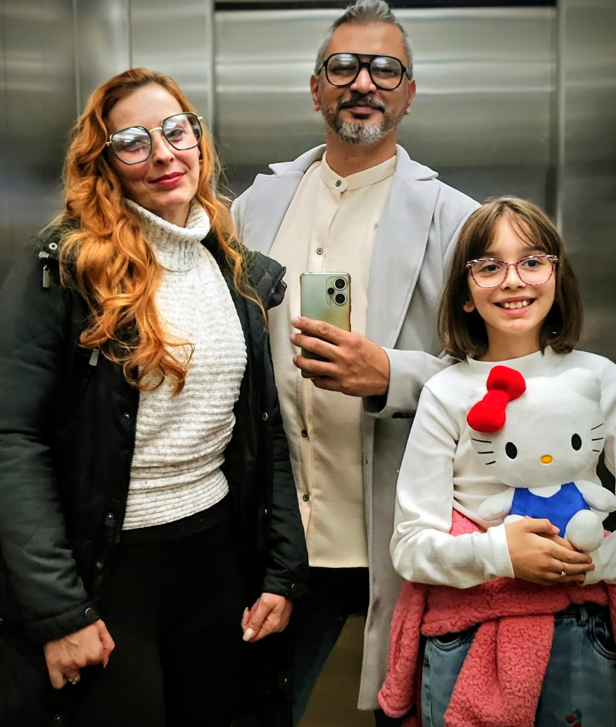 Ele sabe. 
Sabe o dia que ela nasceu
Sabe as coisas que ela ama.
Sabe tudo que ela odeia.
Tudo que a faz chorar e sorrir.
Ele sabe os horários dos médicos, o tamanho das roupas e sapatos.
Ele sabe as vacinas que ela precisa tomar.
Sabe as dores e sabe sanar.
Ele sabe quem são os melhores amigos, o nome da professora, pois participa de cada etapa da vida dela. 
Ele a segurou no choro ao tomar vacinas, trocou, deu banho. Cantou pra ela dormir. 
Leu pra ela desde a barriga. 
Ele sabe seus sonhos e os apoia e incentiva.
Ele já inventou mundos com ela.
Ele deseja um mundo muito melhor, pra ela.
Ele sabe ser pai.
Ele ama ser o pai da nossa menina. Ele é pai dos enteados, até.
Ele sabe o que significa ser.
Amamos você, vida.
Feliz dia. 
Você é a pessoa mais importante da nossa vida e conquista esse lugar todos os dias. 

Eliz Leão