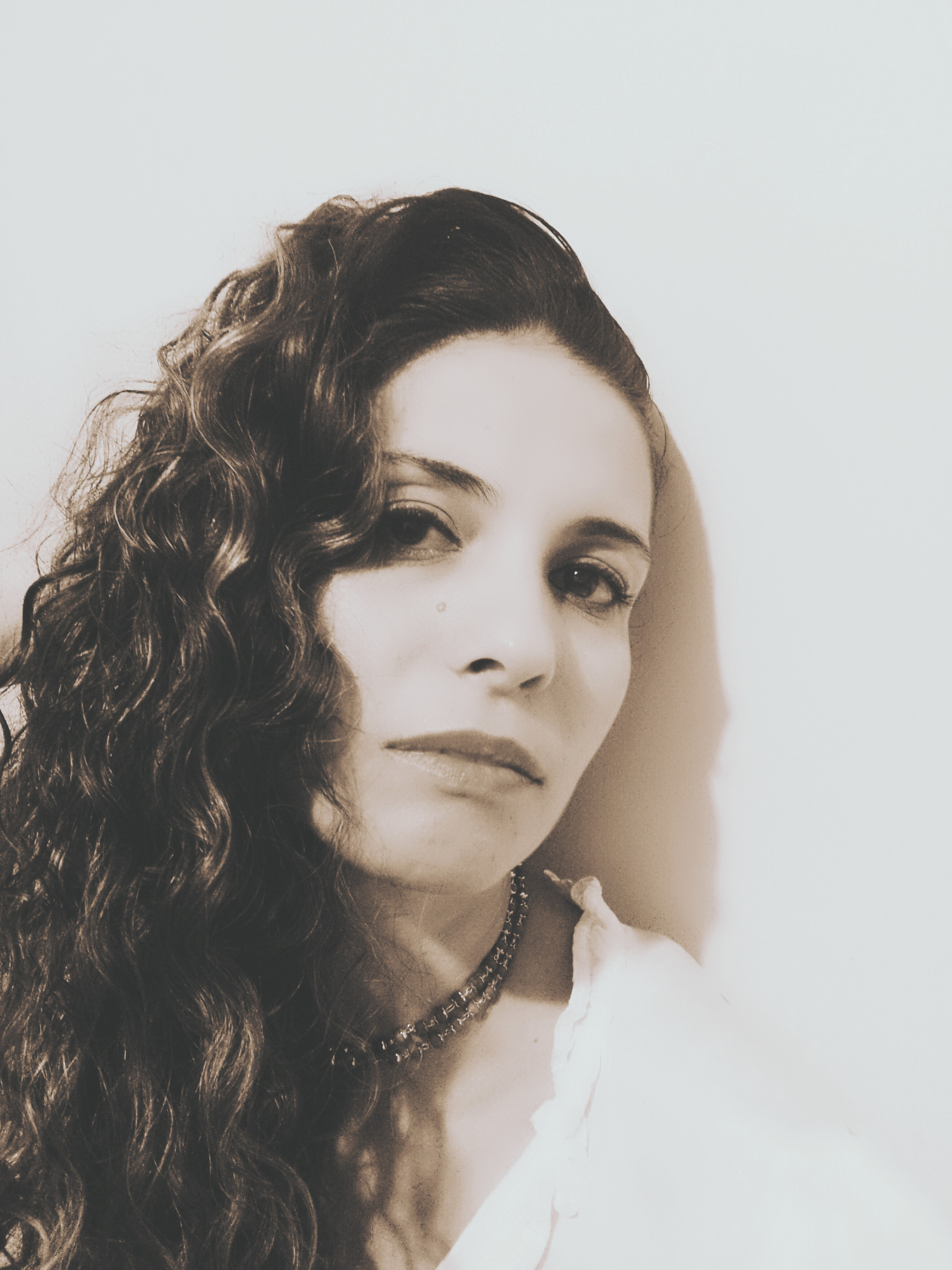 Apresentação:
Me chamo Paula Fernanda, tenho 34 anos.
Sou mãe solo de 3 meninas.
Sou poeta desde pequena, criava contos e poesias, mas circunstâncias da vida e relacionamentos tóxicos me afastaram da minha verdadeira essência. Após o divórcio tive a oportunidade de conhecer uma pessoa querida que abriu meus olhos e fez com que eu voltasse a me enxergar. Voltei a escrita há um ano e desde então não parei. 
Escrever pra mim é mais que terapia, é minha forma de respirar e existir no universo.
Se você gostar do meu conteúdo, por favor, considere apoiar. Fico feliz e grata com cada comentário.
Aqui compartilharei pedaços do meu mundo. Os mais íntimos e profundos sentimentos de mulher que sou. Muito obrigada por estar aqui, por favor acompanhe meu trabalho.