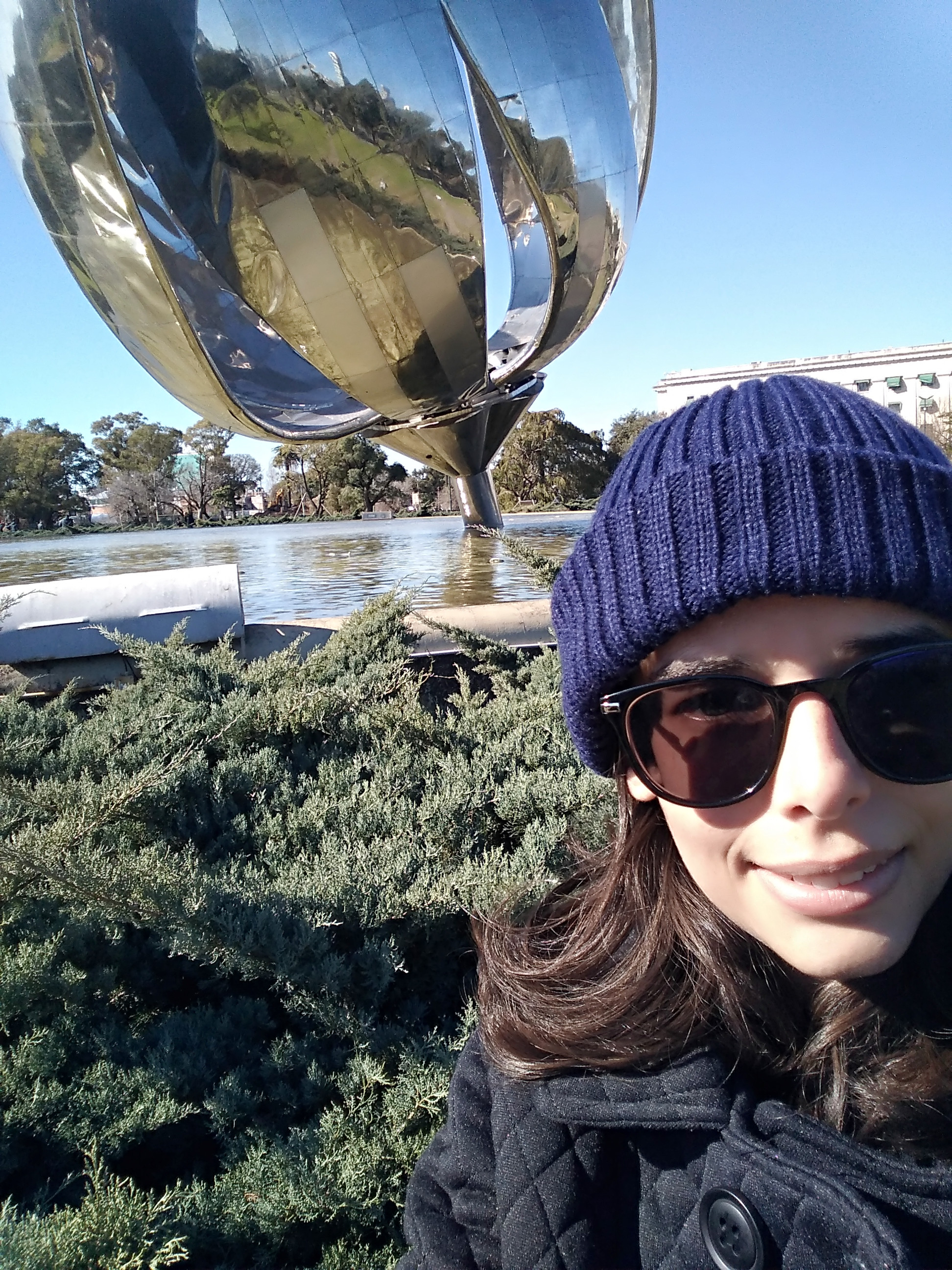 Sou uma pessoa apaixonada por aprender e por compartilhar conhecimento, principalmente sobre a minha área de estudo, a Biblioteconomia. Adoro ler, explorar novos temas e fazer trabalhos manuais, que me ajudam a relaxar e também a exercitar minha criatividade. Além disso, tenho um canal na Twitch, onde faço streams, discutindo e interagindo com pessoas que compartilham os mesmos interesses. Viajar também é uma das minhas grandes paixões, adoro explorar novos lugares e conhecer diferentes culturas.