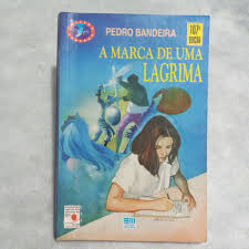 #desafio 365 dias
Dia 8: Fale sobre um livro infantojuvenil marcante

Lendo o que escrevo, vocês podem ter uma ideia do que eu já li na minha vida. Sim, sou romantiquinha.
Na minha adolescência, na primeira Feira do Livro de Porto Alegre que fui (acho que eu tinha 11 anos e que era a 42ª), meu pai me deu esse livro. Misturando romance de amor com poesia e suspense, "A marca de uma lágrima" me conquistou. Li diversas vezes (já era obcecada na época, essa é uma mania que tenho). Eu era uma guria estranha entre meus colegas, a maioria não gostava de ler e mesmo minhas amigas liam pouco. Mas esse livro foi emprestado a muitas delas, andou de mão em mão, era sucesso absoluto e quando consegui recuperá-lo estava em estado de miséria, com a lombada toda desgraçada, bem sovado. Apesar do ódio contido, aceitei meu livro querido de volta como um soldado que voltou da guerra condecorado por sua bravura. 
Ele conta a história de Isabel, uma adolescente que, como muitas , se acha feia. Ela escreve poesia e se apaixona pelo primo, Cristiano, que está apaixonado pela amiga linda dela, Rosana. Então a amiga pede que ela escreva para o amado, se passando por ela, porque ela não é boa com essas coisas. Isabel sofre com a imagem, sofre com o amor não correspondido, sofre com ciúme e inveja da amiga. E além de todo esse chororô, regado a muitos poemas, ocorre um assassinato na escola onde se desenrola o drama todo. Aí que entra o suspense, porque Isabel estava escondida no laboratório chorando e acabou sendo testemunha quando o assassino pegou veneno lá para matar a diretora. Enfim, gosto muito do livro até hoje e sempre que posso recomendo para meus alunos.

#Link365TemasLivros