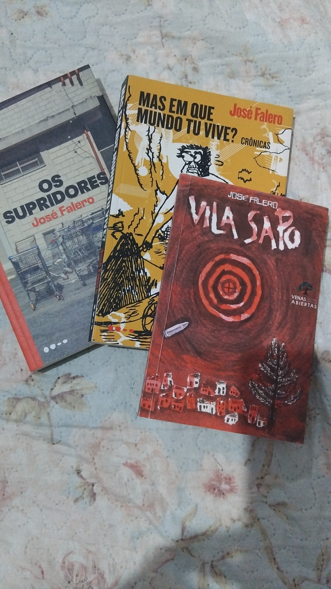O tema do Livro que apoia o #desafio de hoje é:
17 - Comente sobre um livro com forte abordagem realista.

Vou indicar um autor gaúcho contemporâneo que está arrasando. Conheço o cara e ele é tudo isso mesmo. Ele tem três livros e todos têm abordagem realista ao máximo, crus mesmo, mas meu preferido é o primeiro deles. 

Vila Sapo, do José Falero, é um livro de contos que transita super bem entre norma culta e gírias, do lirismo, passando pelo humor, a uma violência chocante. Minha opinião? Tem que ler.

#Link365TemasLivros