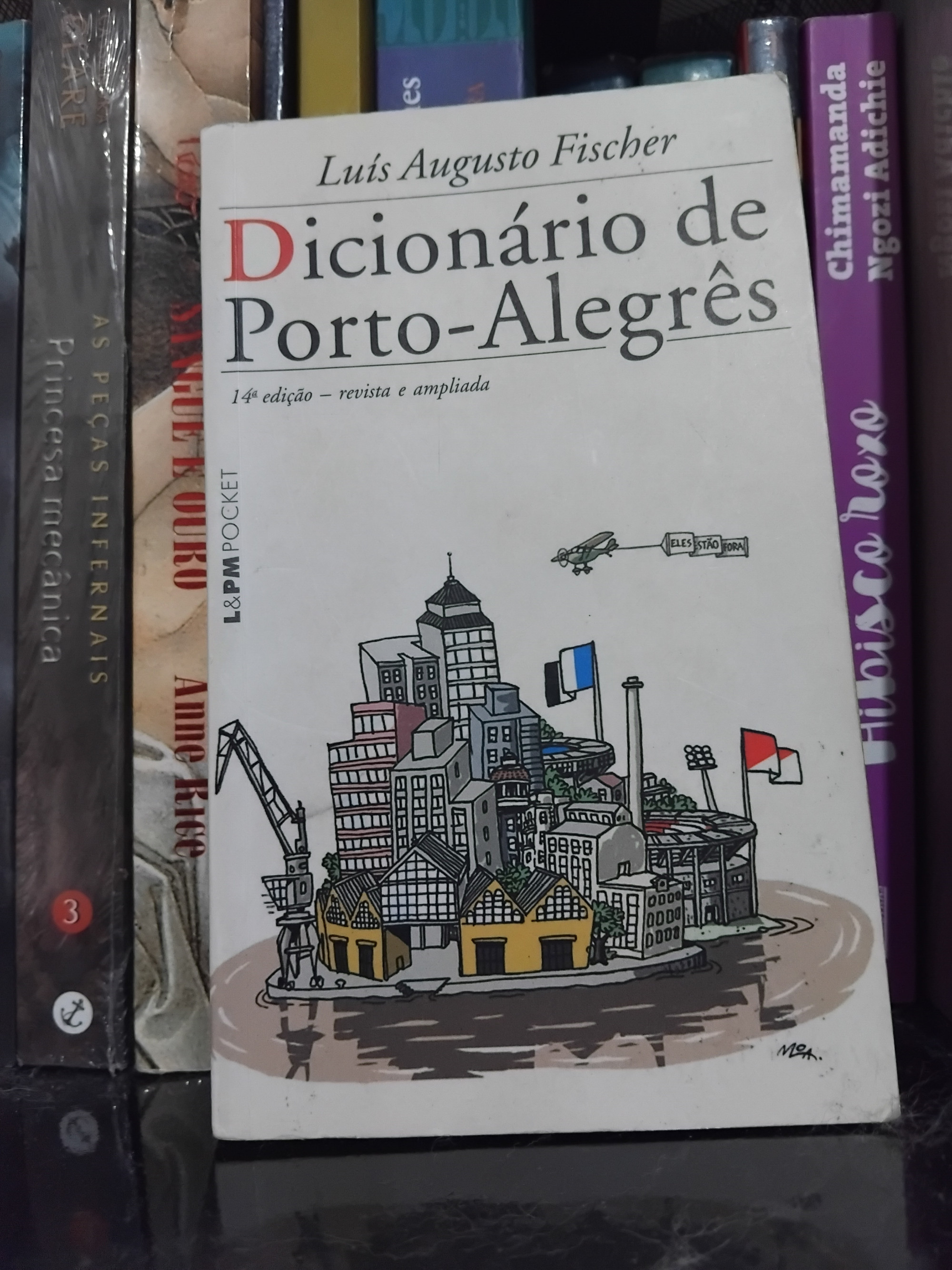 Colocando em dia:

O tema do Livro que apoia o #desafio de hoje é:
37 - Fale sobre o livro que mais te fez rir.

Eu estava no Ensino Médio quando cheguei na escola e encontrei um grupinho de colegas lendo e rindo. Sempre fui o ET, quase ninguém à minha volta lia, então sempre que se interessavam por um livro era um acontecimento. O livro era este. 
Tem a forma de um dicionário muito bem-humorado, cheio de verbetes engraçados, que não deixa de fora o que chamamos no RS de "bagaceirice", que é a baixaria, putaria, sacanagem.
Na faculdade, fui aluna do autor e pude saber um pouco como foi o processo da escrita e das atualizações do dicionário. 
Como professora, certa vez tive um problema um pouco mais agudo que o normal com palavrões. Minha turma de 7º ano só sabia se comunicar com eles, e aos berros. Então resolvi trabalhar com o tema, já que tinha feito até seminário sobre isso quando me formei em espanhol.
Primeiro lemos "Palavras, palavrinhas e palavrões", um livro infantil, e fizemos trabalho sobre. Depois partimos pera a leitura do "Dicionário de Porto-Alegrês". Cada um podia escolher qualquer verbete e ler pra turma em voz alta.  Escolheram cada coisa de arrepiar os cabelos 😂😂😂 Mas passou a vontade de berrar palavrões indiscriminadamente, colocaram o desejo pra fora. Recomendo este livro, é muito bom.

#Link365TemasLivros