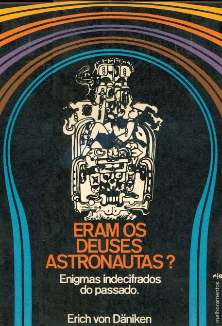 O tema do Livro que apoia o #desafio de hoje é:
40 - Fale sobre um livro que você não recomendaria.

O espetáculo musical gaúcho Tangos & Tragédias foi encenado por mais de 30 anos, antes que Nico Nicolaievski partisse, deixando a nós e a Hique Gómez apenas a saudade. Nesse "chô", eles diziam vir da Sbórnia, uma lixeira cultural que recebia tudo que os outros países não queriam.

Sempre fui a lixeira cultural da família e dos amigos, porque "lê isso aqui, já que você gosta de ler". Era a única leitora em quilômetros, então lia vida de santo e livro espírita, livros infantis e livros sobre a gravidez e preparo para o parto, romance de banca de revista e clássicos. 
Meu vô era exceção entre os não-leitores. E ele também tinha da Bíblia a um monte de enciclopédias sobre a vida e por aí vai. Um dos livros dele que li se tornou pai de teorias da conspiração que ainda geram vídeos do Instagram hoje, cooptando incautos. Quer uma dica do que não ler? Este livro aqui.

#Link365TemasLivros