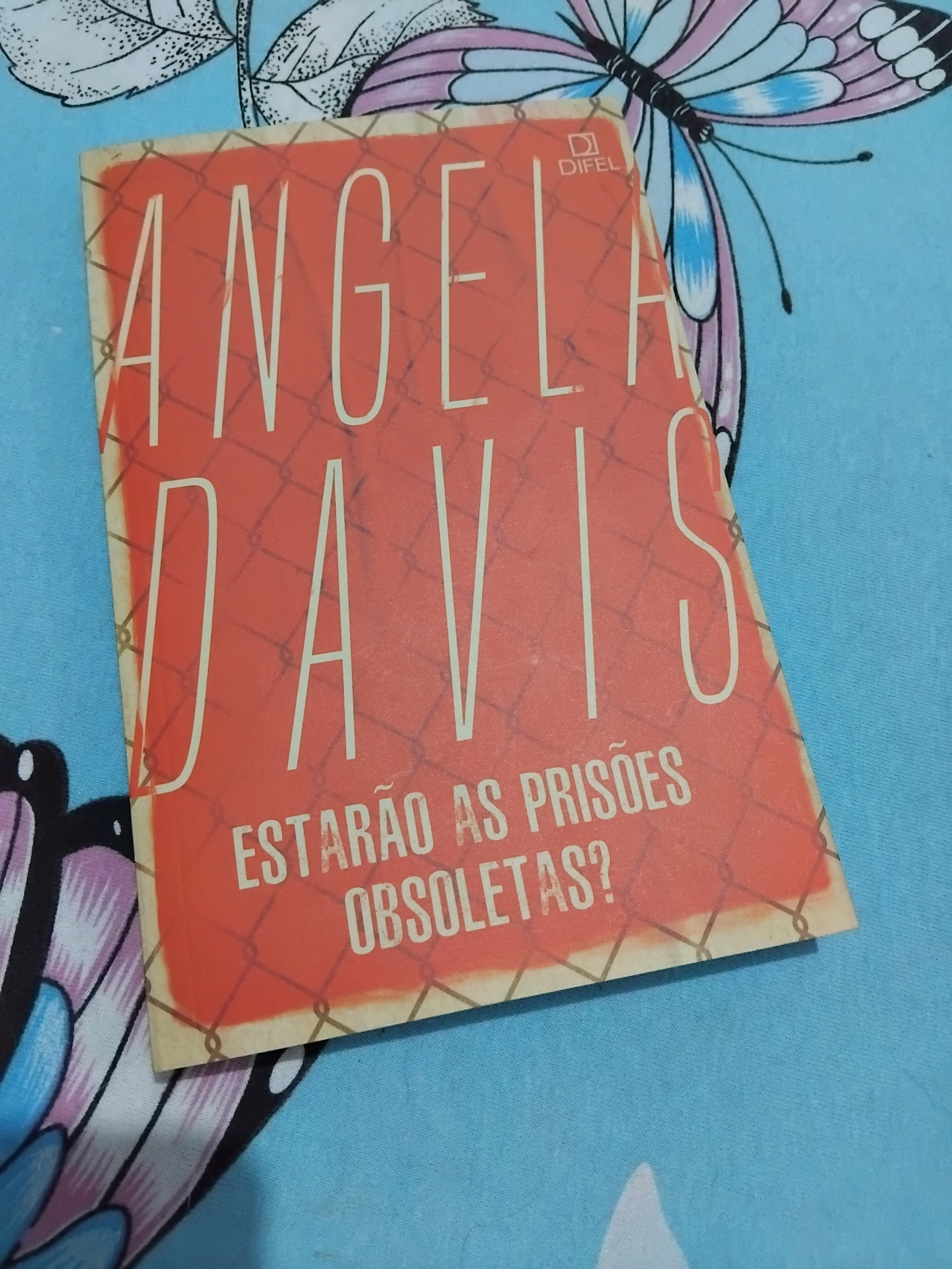 O tema do Livro que apoia o #desafio de hoje é:
68 - Fale sobre um livro que trata sobre prisão.

Esse livro trata especialmente do sistema prisional norte-americano, que é privatizado. Angela Davis levanta alguns problemas no funcionamento dessa instituição, como a transformação do encarceramento em um negócio (e lucrativo). Ela aponta que, se prender dá dinheiro, não é útil que o crime termine. Pelo contrário, é bem-vinda a oferta que gera a demanda. Da mesma forma, a recuperação de ex-detentos representa uma perda de dinheiro. Acho que, para nós, que temos um sistema prisional público e totalmente diferente de lá, serve como um alerta. Até porque muitos dos brasileiros vivem a fantasia que tudo seria melhor sempre se fosse privatizado e que tudo que é público não presta. O nosso é ruim, mas o deles não é o exemplo. 
#Link365TemasLivros