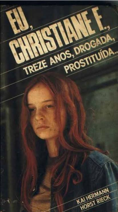 70 - Fale sobre um livro onde um personagem tem o estado psicológico muito alterado.

Li esse livro quando não tinha nem 13 anos. É uma história real e muito impressionante (vai saber se não tenho aversão a drogas por causa dele até hoje?). 
Outra coisa interessante nele é conhecer um pouco da cultura de um país que não está muito no circuito cultural que costumamos consumir, já que se passa na Alemanha. Acho que mais tarde ainda cheguei a assistir ao filme, que me marcou tão pouco que nem tenho certeza se vi ou não. Mais um caso de livro melhor que o filme? Tudo indica que sim.

#Link365TemasLivros