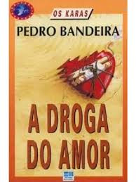 O tema do Livro que apoia o #desafio de hoje é:
102 - Fale sobre um livro que tenha um tratamento médico.

Essa foi difícil. Lembro de relance que uma criança aparece fazendo tratamento médico (que não está surtindo muito efeito, infelizmente) nessa novela infantojuvenil do grande Pedro Bandeira. A droga do amor seria um medicamento que curaria a AIDS, essa doença que foi tão avassaladora no final do século XX. Hoje, embora ainda não se possa falar em cura, pelo menos os soropositivos podem ter uma vida praticamente normal.
Este é mais um livro dos Karas, mais um livro cheio de mistério e suspense. 

#Link365TemasLivros