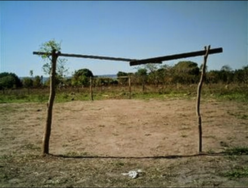 FUTEBOL PÓS-MODERNO

Isso era inicio dos anos 90.
Estava eu, o Cabeça, o Marreta, o Bigorna, Dentinho e o resto da turma indo para campinho de terra jogar uma pelada.
A mãe somente avisava a seu filho jogador "volta para casa antes de escurecer".
Tinha perna de pau e tinha craque, todos, na sua maioria, jogavam descalços.
Tempos idílicos que não voltam mais.
Os campinhos de terra não existem mais.
A sociedade foi engolida pela violência e pela angústia tecnológica do uso do celular e de estar sempre conectado.
Agora temos um futebol pós-moderno, mais preocupado em fazer propaganda e ter seguidores na internet.
Não temos futebol bem jogado, temos o futebol caí-caí e das danças do tiktok.
Que saudades da minha turma de infância, do velho futebol e do tempo que as pessoas conviviam umas com as outras, em vez do mundo solitário das redes sociais.

Pedro Barretho
Também publicada no Recanto das letras.