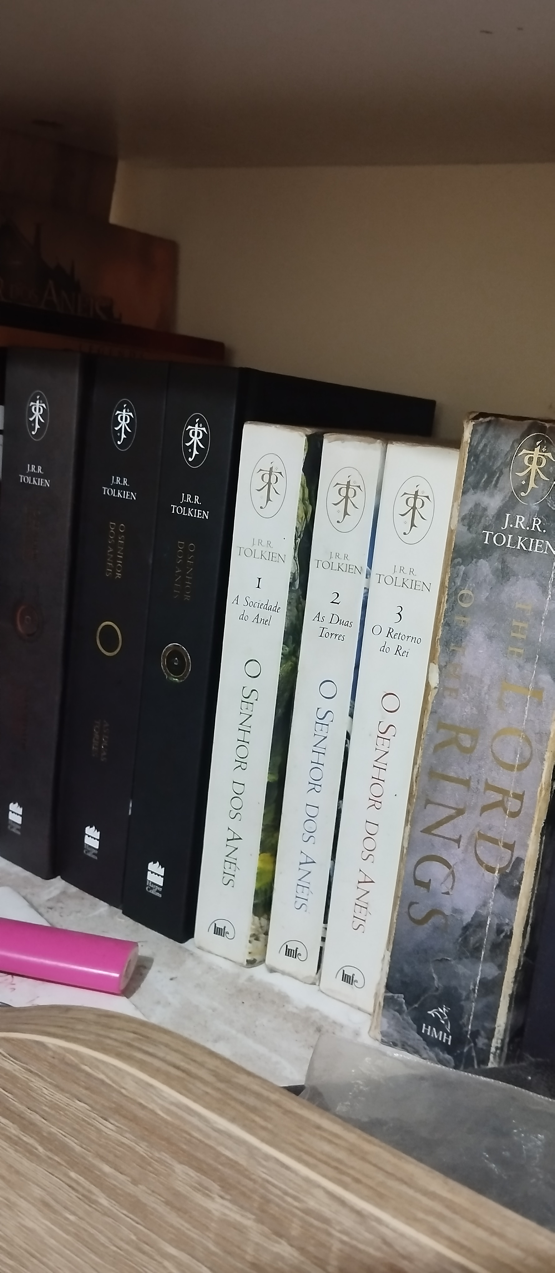 #Desafio dos 365 dias, dia 03:

Sei que eu corro o risco de você me considerar um desses leitores de fantasia que só lê Tolkien, já que é só dia 03 e eu já estou citando ele pela segunda vez. Mas eu tenho uma história para te contar.

Quando eu me tornei professor de Inglês, na minha vintolescência, eu pensei que um bom jeito de me acostumar com a gramática da nova língua seria ler livros em Inglês. Isso foi antes da amazon, quando a maioria dos nossos livros era comprado em lojas ou em promoções malucas do submarino.

Então eu fui a uma grande livraria na Avenida Paulista, onde amigos me disseram que eu poderia encontrar livros baratos em inglês.

E por quarenta reais eu achei esse examolar de O Senhor dos Anéis. E por mais quinze esse de O Hobbit. Nesse dia eu decidi que leria essas duas obras em todas as línguas que aprendesse.

Agora o meu problema é achar esses livros em italiano!

#Link365TemasLivros