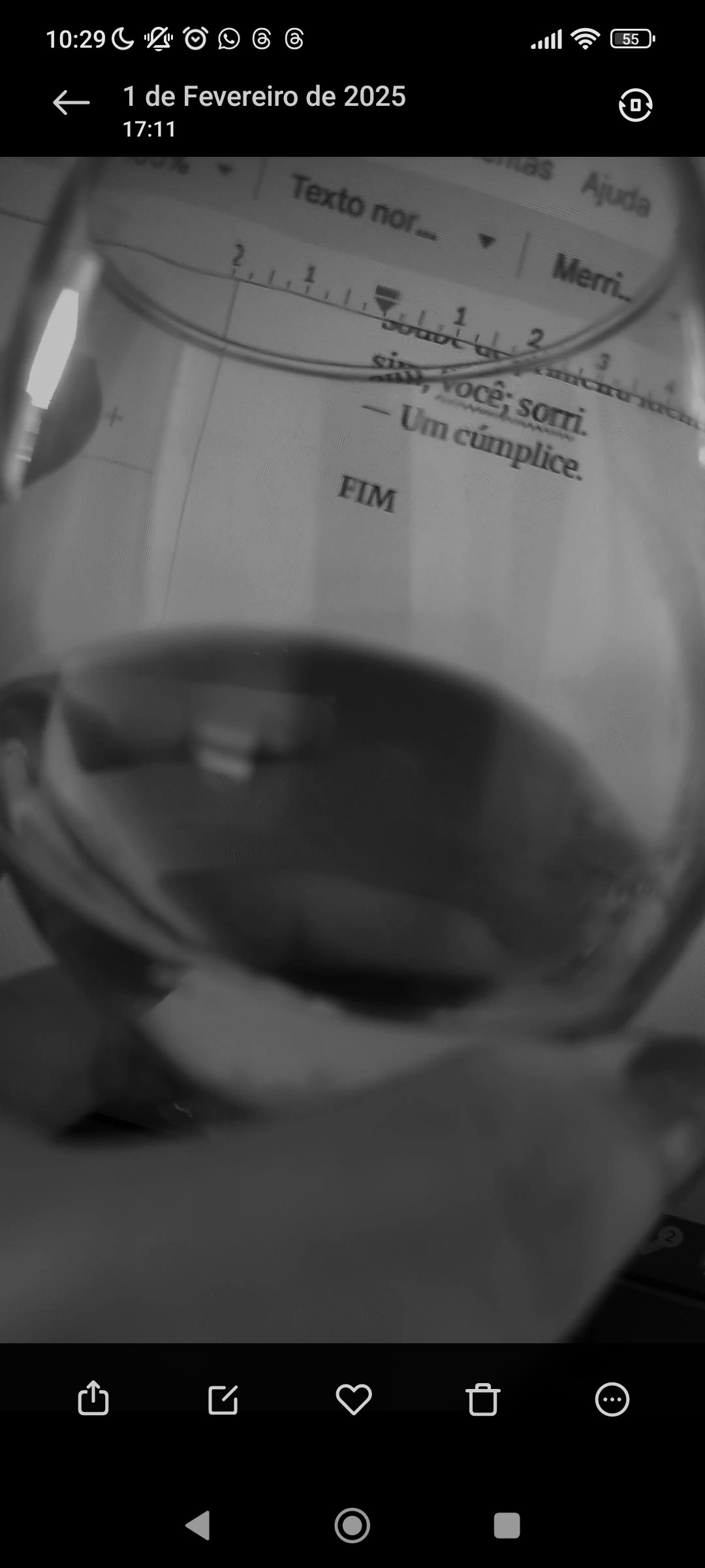 Terminei meu primeiro livro!!! Minha primeira história intencional, realmente pensada e planejada.

Ela saiu na frente de EU SOU ONI e eu espero que meu querido deus malicioso não venha me cobrar a conta. Passada a 'deprê' inicial, que até me fez ficar longe da história, sem querer escrever (pois era eu não querendo finaliza-la de fato!), sentei para corrigir uma pontuação e quando vi estava escrevendo o que faltava. A palavra FIM chegou.

Um detalhe MUITO importante e bem pessoal: eu fiquei bem alegre, feliz e lembrei que ao apresentar meu TCC, não senti nada, fiquei esperando sentir... passaram horas, o dia seguinte chegou e até hoje não senti nada. Fiquei pensando que me dediquei tanto que o momento de apresentar não era algo tão importante para mim. Não sei. Mas o meu livro me deixou feliz desde que eu vi que estava finalizando mesmo!

Comemorei tomando um shot de cachacinha, mais tarde bebi uma cerva e à noite recebi um lote de algumas brejas super bem-vindas.

Agradeço a todos que me apoiaram com essa história, independente do momento. OBRIGADA

Link de Interesse: https://docs.google.com/forms/d/e/1FAIpQLSfq2Mj23y2_iGHae70b871-UdcXxdhBi4sV6MFODVLejx96-g/viewform?usp=sharing

Post colaborativo R$2: https://www.literunico.com.br/tamarasfawkes/post/1124

VEM AÍ 
O Meu Nome é Legião!!!!!!!!!!!

© Tamara S. Fawkes 
03 de fevereiro de 2025