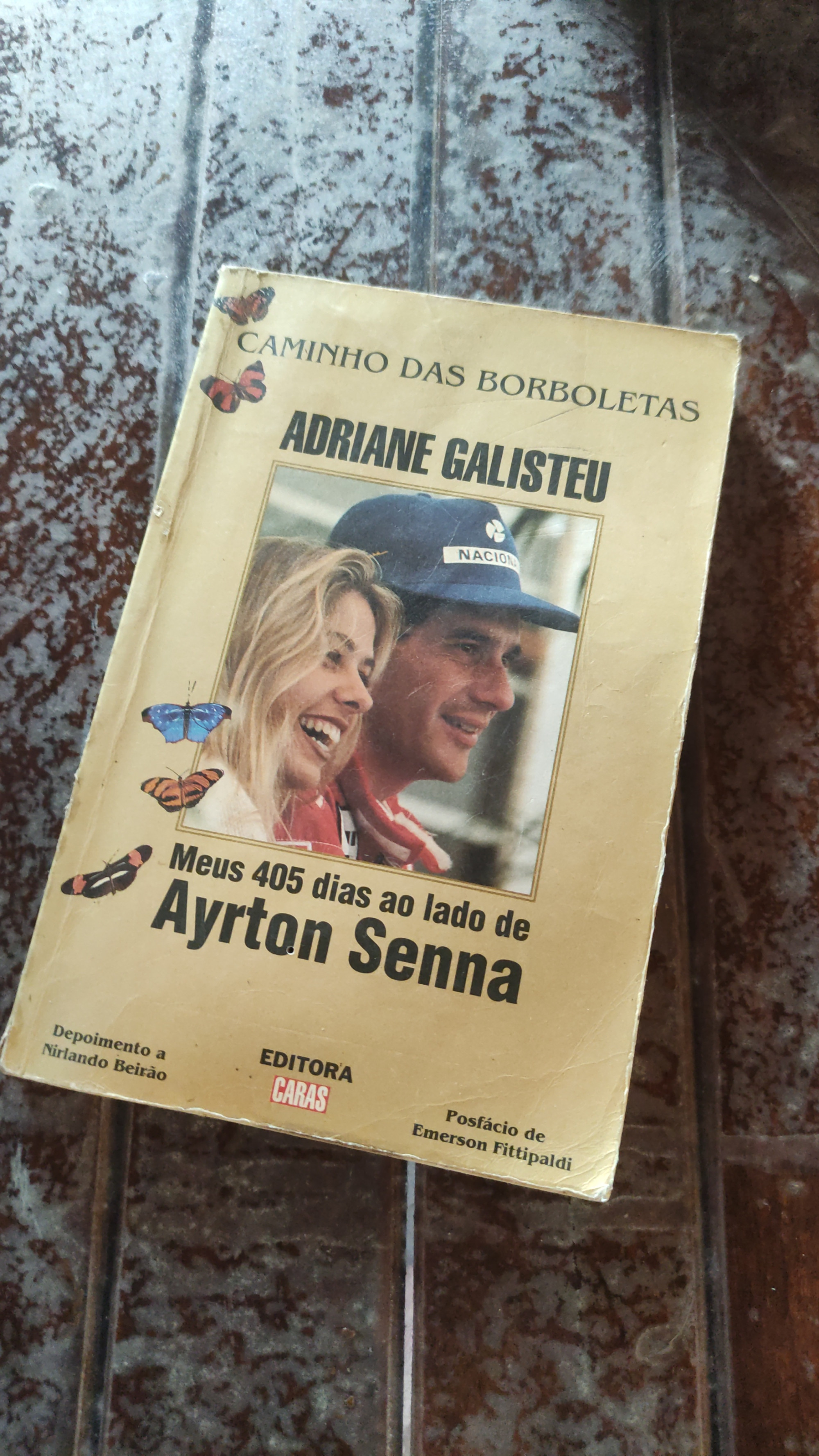 Hoje vendi o primeiro livro do meu sebo online para fora do estado. Eu fiquei tão alegre, parecia ser meu. É um achadinho. Tentei imaginar como deve ser enviar os próprios livros. Chegar no Correios e dizer que são meus livros ali. Hahahahaha "Eu sou escritora e esses envios são MEUS livros para MEUS leitores!" Beem possessiva 🤭