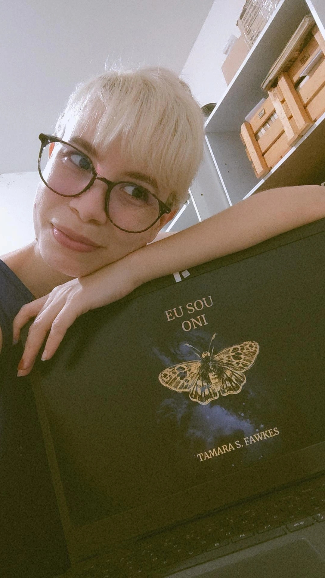 Hoje saiu um pedacinho novo ♥️

Enquanto muitos aprendem a cobrar, exigir e mesmo ameaçar o próprio Deus, aquele com "D" maiúsculo mesmo; um ser observa e balança a cabeça. Ora ri, ora estreita seus olhos negros, ora afia uma unha e mira. O que deseja (e muitas vezes faz) é que virem pó; todas as vozes se calem transformadas em poeira que o vento leva...
— Escrevendo em terceira pessoa novamente, senhor?
— Tentando, Lord Shiva. Ouça isso: "enquanto tramas mesquinharias, suspiro e novos mundos surgem. Como podes sequer imaginar que tua vontade tenha peso diante de mim?". Pensei em escrever 'sequer' com letras maiúsculas.
— Que tal em itálico, senhor? Soaria mais como és. Elegante. Refinado. Sem exagero. Sem barulho.
— Humm…
A pena dançava enquanto aqueles dois seres sobrenaturais pensavam em como escrever o pergaminho. O cenário? Um escritório repleto de livros de todas as épocas e um teto com vista para um céu entre muitos, completamente estrelado.

FONTE: rascunhos "EU SOU ONI" por
© 𝐓𝐚𝐦𝐚𝐫𝐚 𝐒. 𝐅𝐚𝐰𝐤𝐞𝐬, 𝟐𝟎𝟐𝟓
🪶 Considere Apoiar Minha Campanha de Edição do Meu Primeiro Livro através do post fixado — ou ainda — contribuir com qualquer valor pelo Pix 71991708188 [a partir de R$2 receba um capítulo de amostra :) ]