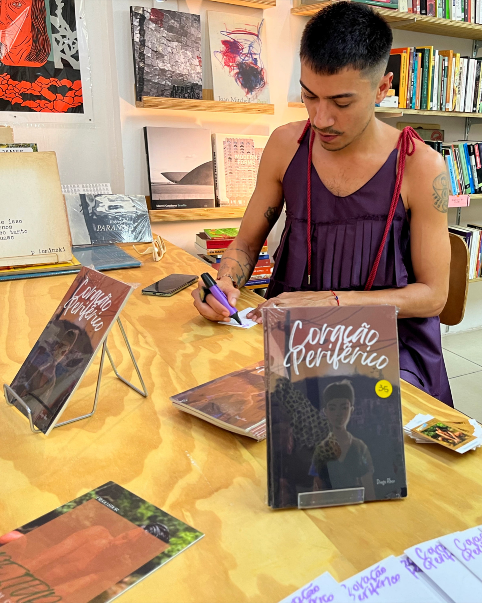 Lançamento do livro Coração Periférico na Feira Subterrânea, em São Paulo. 💜 Livros impressos disponíveis na Galeria Metrópole (Descabeça Livros), e também na Amazon ou diretamente comigo.
