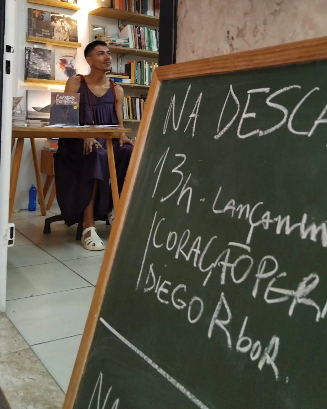 Lançamento do livro Coração Periférico na Feira Subterrânea, em São Paulo. 💜 Livros impressos disponíveis na Galeria Metrópole (Descabeça Livros), e também na Amazon ou diretamente comigo.