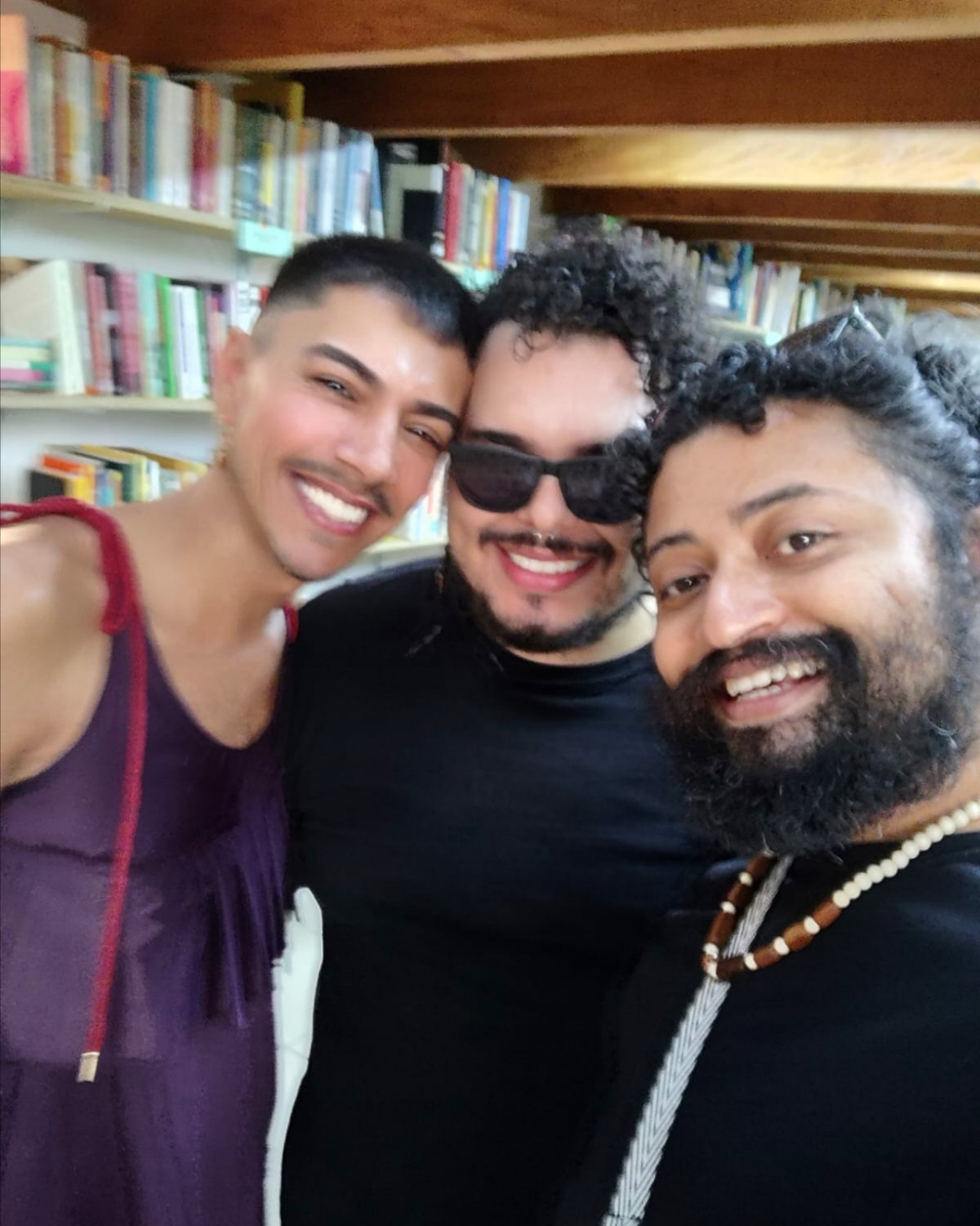 Lançamento do livro Coração Periférico na Feira Subterrânea, em São Paulo. 💜 Livros impressos disponíveis na Galeria Metrópole (Descabeça Livros), e também na Amazon ou diretamente comigo.