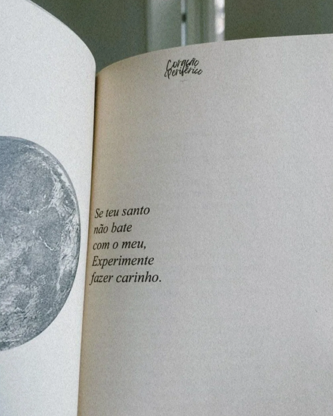 Lançamento do livro Coração Periférico na Feira Subterrânea, em São Paulo. 💜 Livros impressos disponíveis na Galeria Metrópole (Descabeça Livros), e também na Amazon ou diretamente comigo.