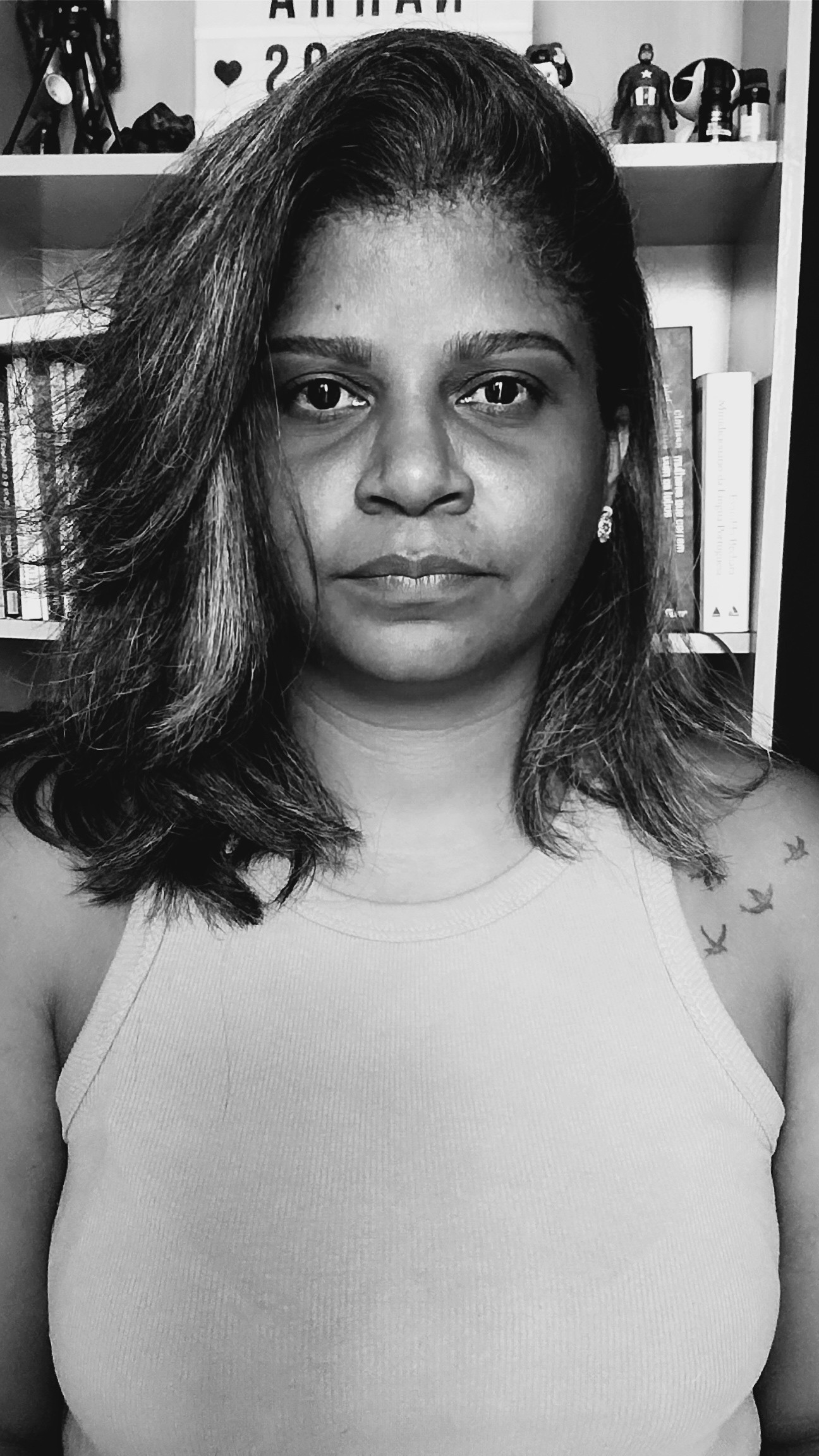 E depois dos 30?

Faz tempo que venho tirando fotos pelo menos duas vezes ao ano para observar o envelhecimento da minha matéria — meu corpo físico. E, toda vez que me vejo, sinto um desconforto, como se eu não tivesse alcançado aquela que está estática na fotografia. É uma imagem simples, sem efeitos, sem maquiagem. Somente ela.  

Ela me encara sempre com um ar de resignificação, talvez de autoridade. Quem será ela? Na infância e juventude, nunca me imaginei depois dos 20. Agora, aos 42, tentar me ver com 50, 60 anos parece quase impossível. Envelhecer em espírito... Minha alma é eterna, meus anseios e vontades também. Mas ela continua ali, me encarando.  

Seria eu uma impostora? Uma fraude de mim mesma? Será que estou teimando em fazer algo que não me cabe? Desde que nascemos, estamos para jogo. E como se joga esse jogo da vida? Não tem manual, não tem nada. É pular no abismo e contar com a sorte. É arriscar, ter coragem, porque quanto mais você vive, mais é exigida de você uma mudança constante. É um tal de largar o passado e mirar no futuro.  

Mas o passado traz solidão, depressão, e olhar para o futuro traz incerteza e ansiedade. Vida do cão.  

Não, pera! Talvez seja uma boa vida, se eu olhar para a minha jornada com um olhar terapêutico: "Ah, você fez muito! Você é uma guerreira, forte e valente." Mas, na verdade, sou sobrevivente de mim mesma, dos meus traumas, das minhas lutas internas diárias, da minha vulnerabilidade, da minha fragilidade.  

— Ah, perfeita em minha imperfeição, no magnífico caos.  

Só queria ser "normal", mas por que insisto em pensar que, para pessoas "normais", a vida é um paraíso? Que multiverso é esse que sempre tento flertar?  

Tem um caos dentro de mim, e não é em pensamento, é em sentimentos. Ao mesmo tempo que sou vilã de mim mesma, consigo ver beleza e uma chama de amor em tudo isso. Talvez eu seja especial para mim, para o meu mundinho.  

Ela me faz ter esse tipo de reflexão. Ela me encara. Mas ainda não a encontrei.  

Ela está dentro de mim, mas são tantas camadas... O mergulho é profundo, e às vezes penso que perderei o fôlego. É um mergulho amador, sem preparo, mas convicto da minha intuição.  

Ela aparece nas fotos. Ela ainda está ali. Espero, um dia, poder encontrá-la.  

Uiara Mei.