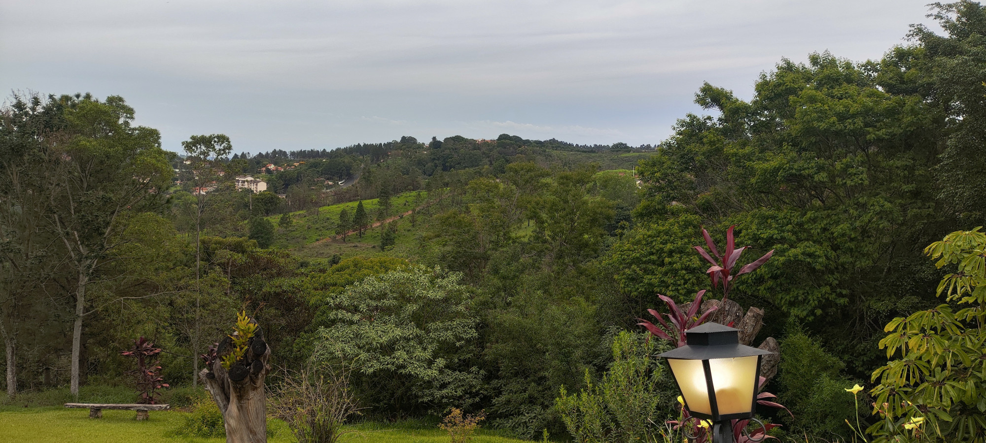 Na Pousada Pôr do Sol, onde as fotos do entardecer são lindíssimas, num dia espetacular, quente, o céu fechou bem na hora 😅
Mas não deixa de ser um lugar bem bonito.
Um bom cenário de livro, inclusive!
