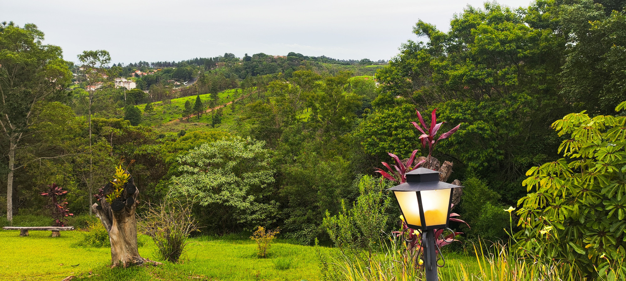 Na Pousada Pôr do Sol, onde as fotos do entardecer são lindíssimas, num dia espetacular, quente, o céu fechou bem na hora 😅
Mas não deixa de ser um lugar bem bonito.
Um bom cenário de livro, inclusive!