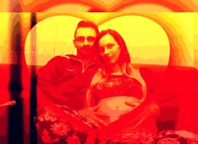 Namorados

Foi numa noite fria
De um dia dos namorados
Que selamos nossa primeira aliança
Sentamos numa praça
Como dois adolescentes
Inocentes, confidentes.

E já podemos dizer hoje
Já faz alguns anos.
As noites dos namorados
Dali em diante foram mais quentes
Aos poucos cada uma foi se tornando
Cada vez mais frequente
Até que todos os dias se tornaram
Nosso dia dos namorados

Não fizemos datas pra presentes
Os que vem embrulhados em papel
Trazidos em sacolas
Esses já nos damos 
Sem precisar de textos ou pretextos
As datas marcamos com a acumulação
De novas lembranças
de novos contextos

E esse dia dos namorados
Não é mais só nosso
Agora também é da nossa criança
Verdadeiro presente
Que nos marca a vida
Com outra esperança
Com um amor que é pra sempre

Que cada dia nosso dos namorados
Continue repleto
De presentes que continuamos nos dando
Nas ações, a cada bom dia,
No simples beijo de boa noite,
Nos gestos, carinhos e beijos
Em cada novo eu te amo
E no nosso eterno desejo

Da paixão do nosso do momento do agora
Ao amor do nosso eterno momento.

Eder B. Jr.

12/06/2016