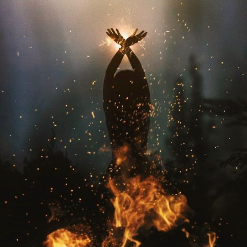 Nuas
Belas volúpias
Cai água da cascata
Espiritualidade e rituais
Em volta da fogueira
Dançam
Livres feito árvores 
Corpo, calor e brisa
Arrepia
Seres místicos
Auxiliadores
Ancestrais
Raízes

~*~

JJr