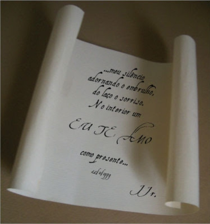 Cartas. 

"...meu silêncio
Adornando o embrulho,
Do laço o sorriso.
No interior um
EU TE AMO
Como presente..."
(22/11/1979)

JJr.
