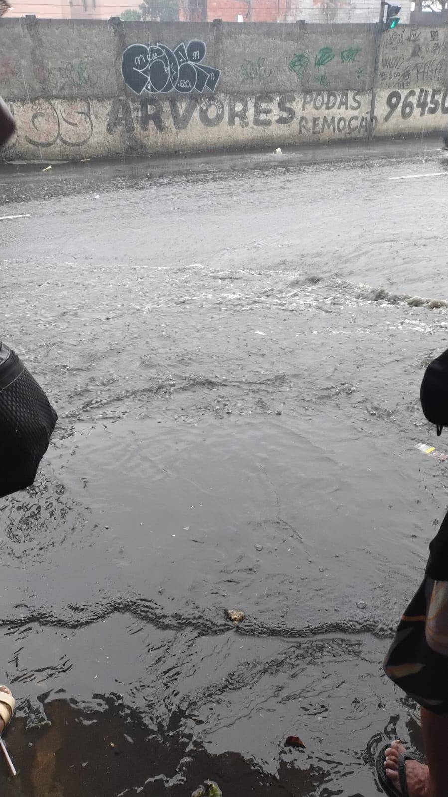 Fazer prova passando frio, molhada de chuva e esgoto, enquanto assisto a galera chegando impecável de Uber, é um soco no estômago. A culpa não é deles, mas a discrepância de realidades é revoltante. Tive que tirar 10 pra esnobar em alguma coisa né (e também pra não perder a bolsa :cu:)

Fonte: https://ayom.media/@Coisaestranha/116606967727297854
#fediverse #livro #literatura