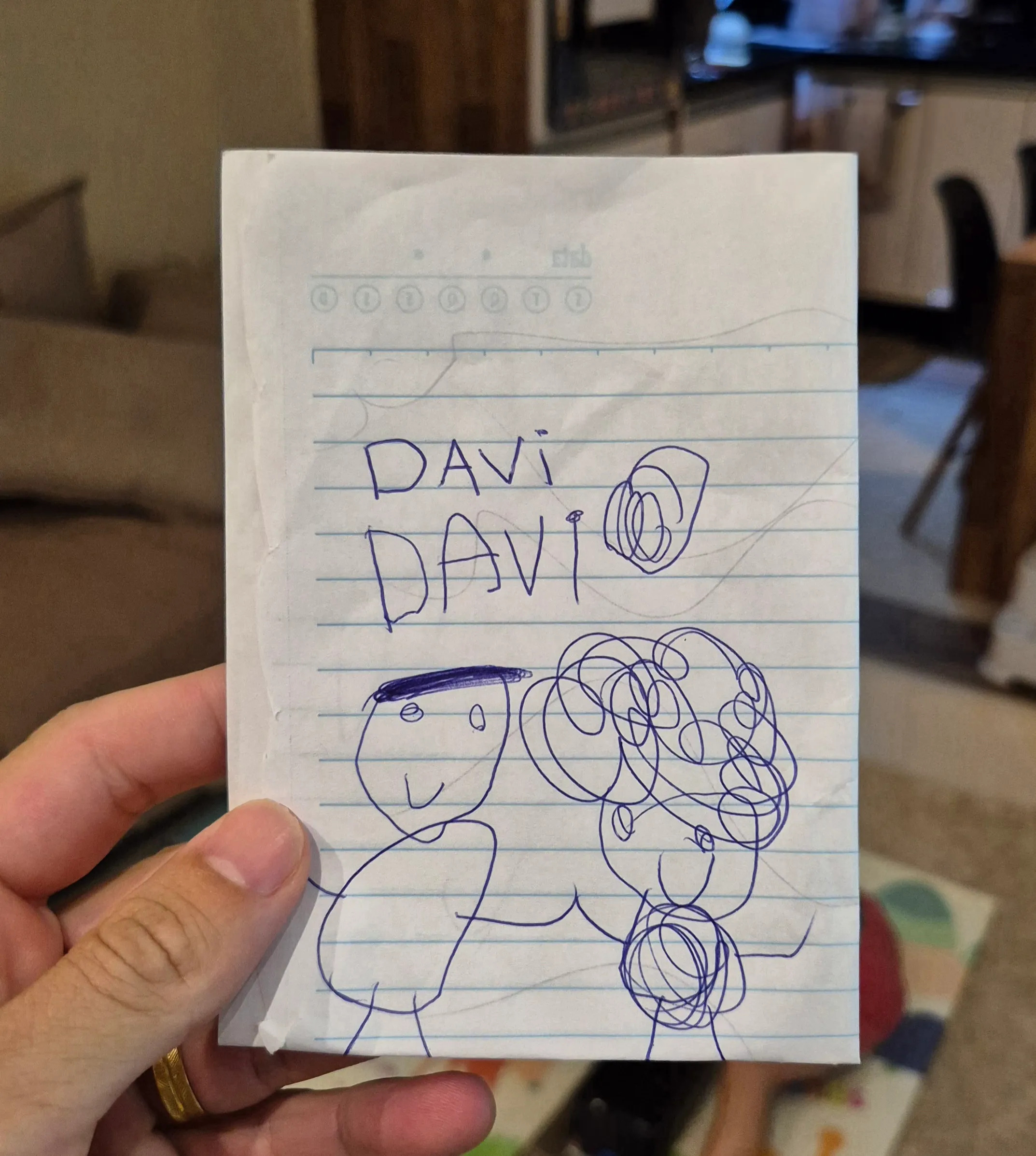 A gente nunca sabe quando algo inédito acontecerá nas nossas vidas, mas podemos também acompanhar na vida dos nossos filhos. Hoje foi um dia especial, primeira cartinha que meu filho recebe de uma menina. Ele não sabe, mas irei guardar isso para entregar quando for bem mais velho 🤍🥹